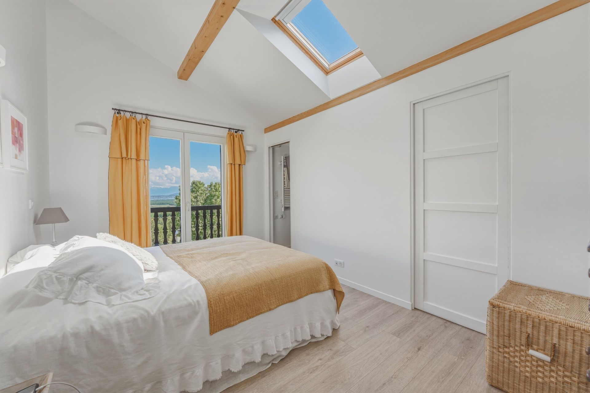 luxury house 8 Rooms for sale on GRILLY (01220)
