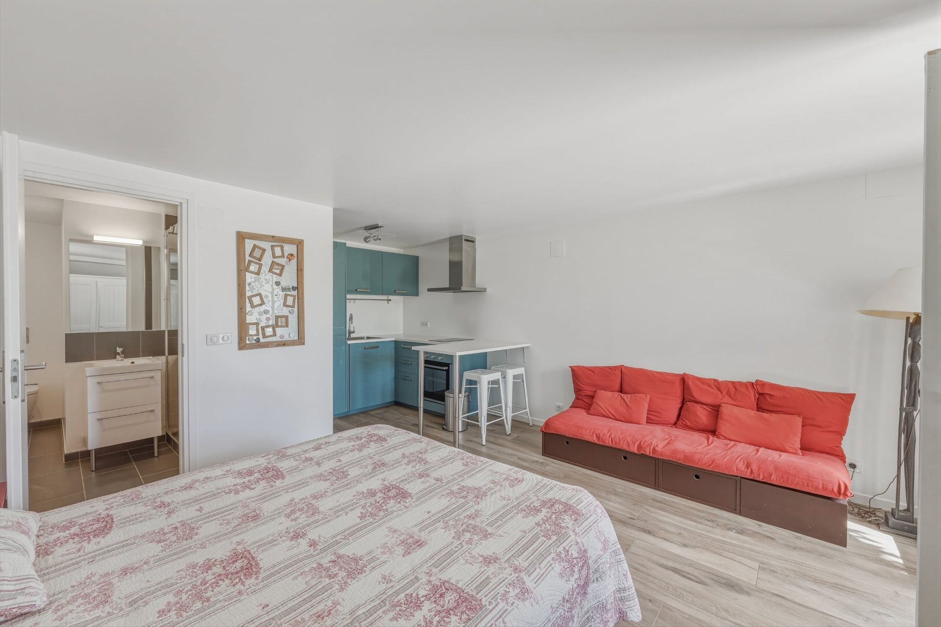 luxury house 8 Rooms for sale on GRILLY (01220)