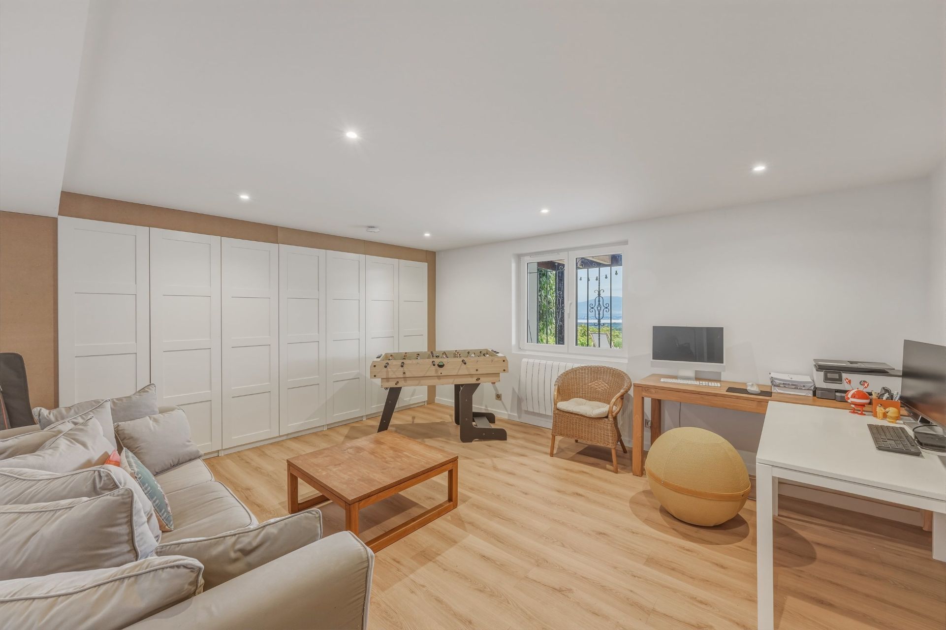luxury house 8 Rooms for sale on GRILLY (01220)