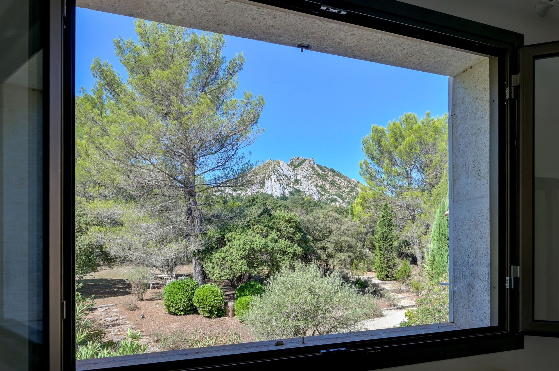 luxury house 10 Rooms for sale on EYGALIERES (13810)