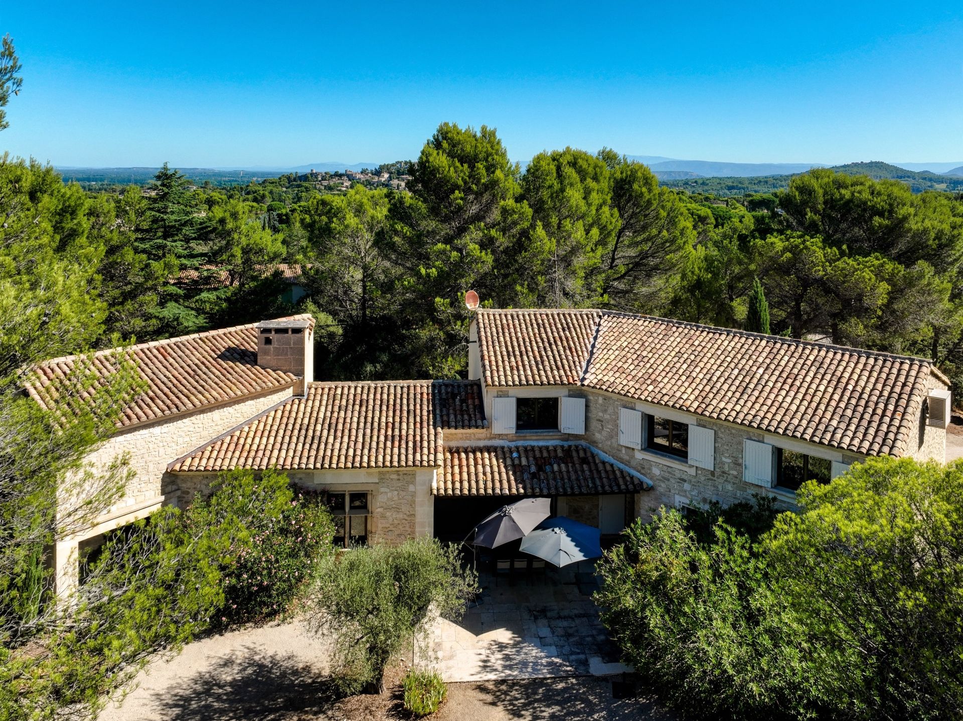 luxury house 10 Rooms for sale on EYGALIERES (13810)
