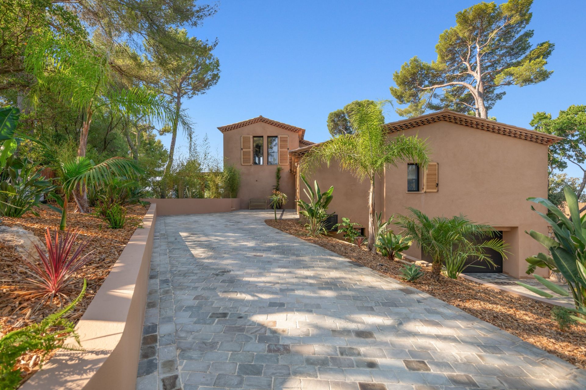luxury house 6 Rooms for sale on LE PRADET (83220)