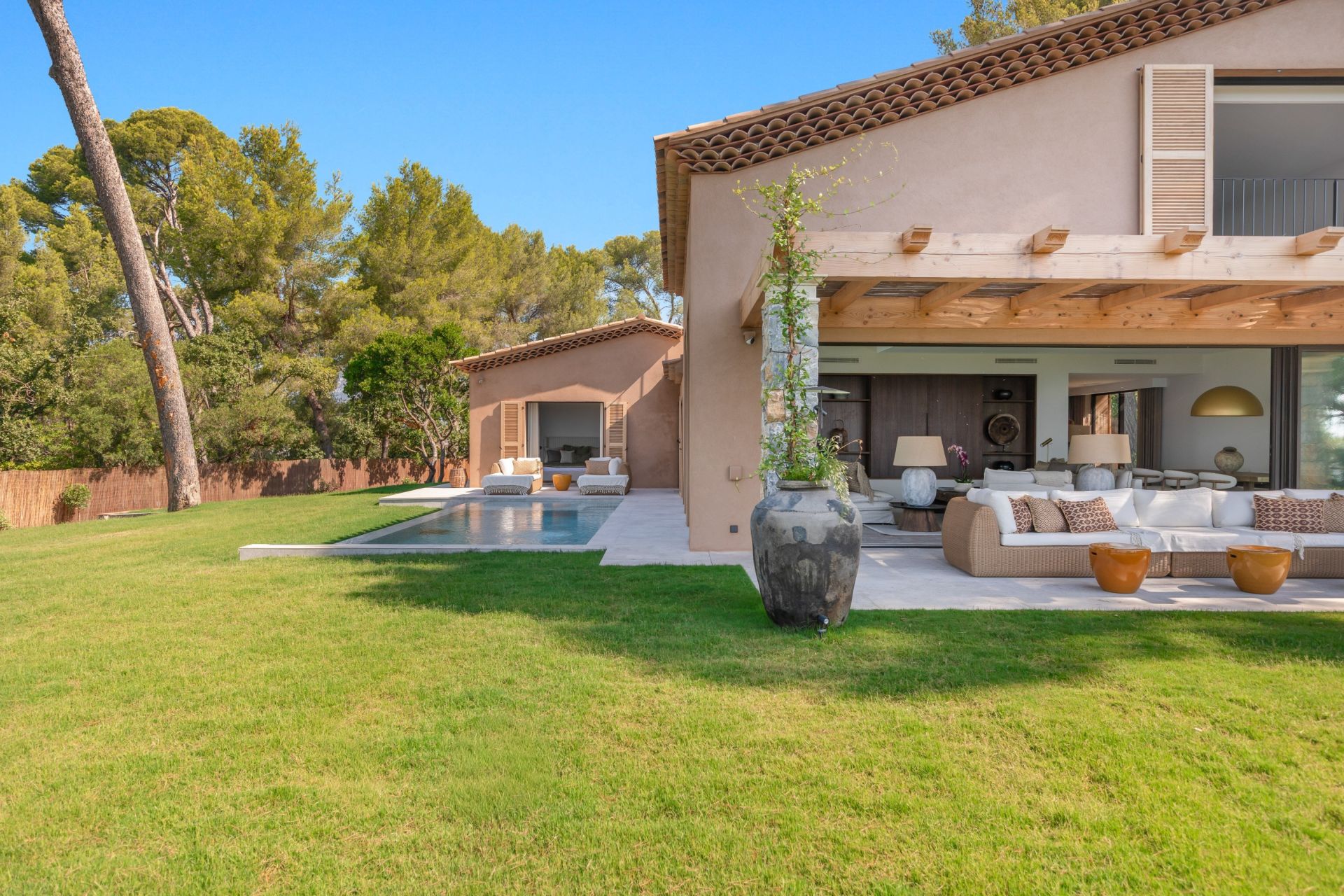 luxury house 6 Rooms for sale on LE PRADET (83220)