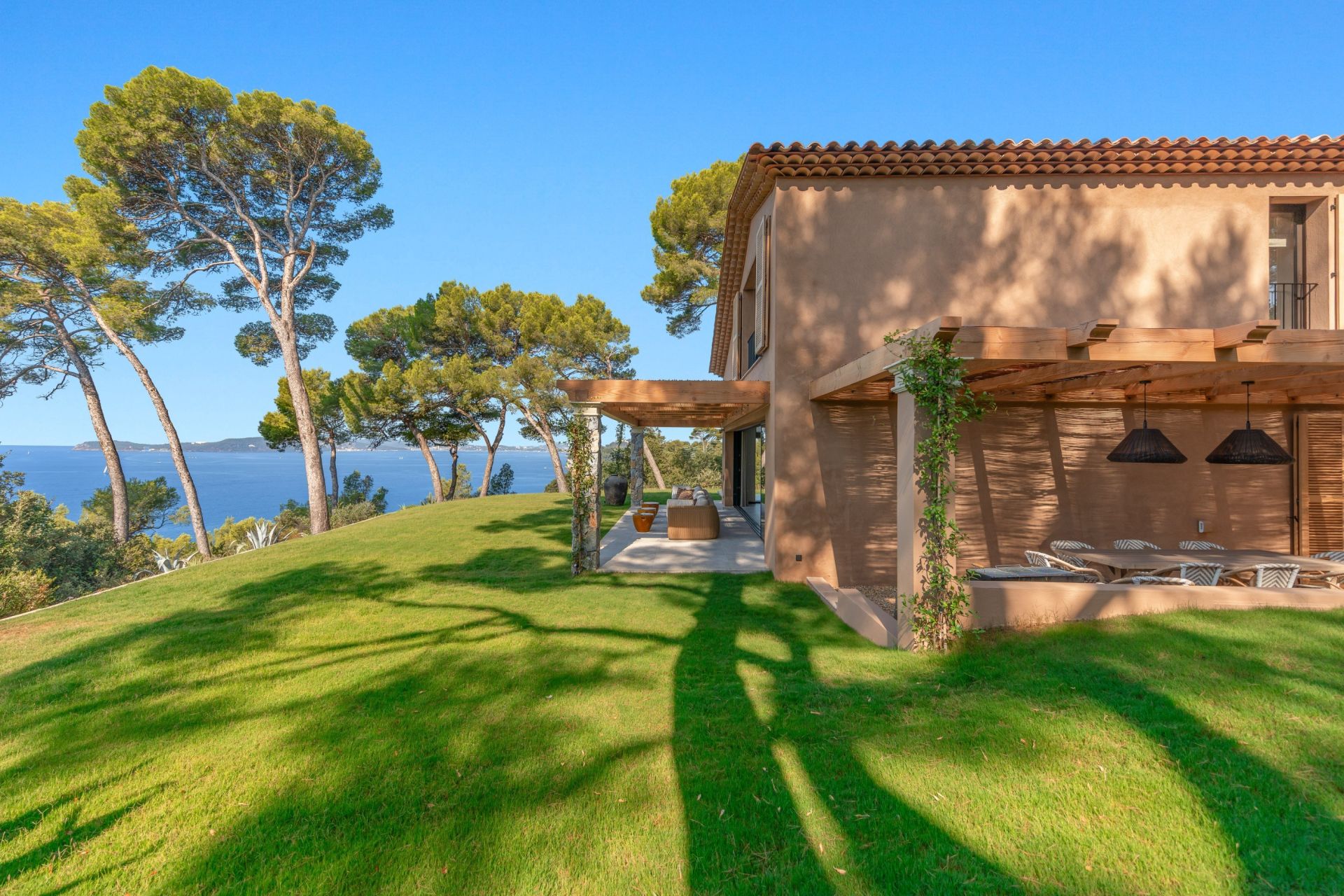 luxury house 6 Rooms for sale on LE PRADET (83220)