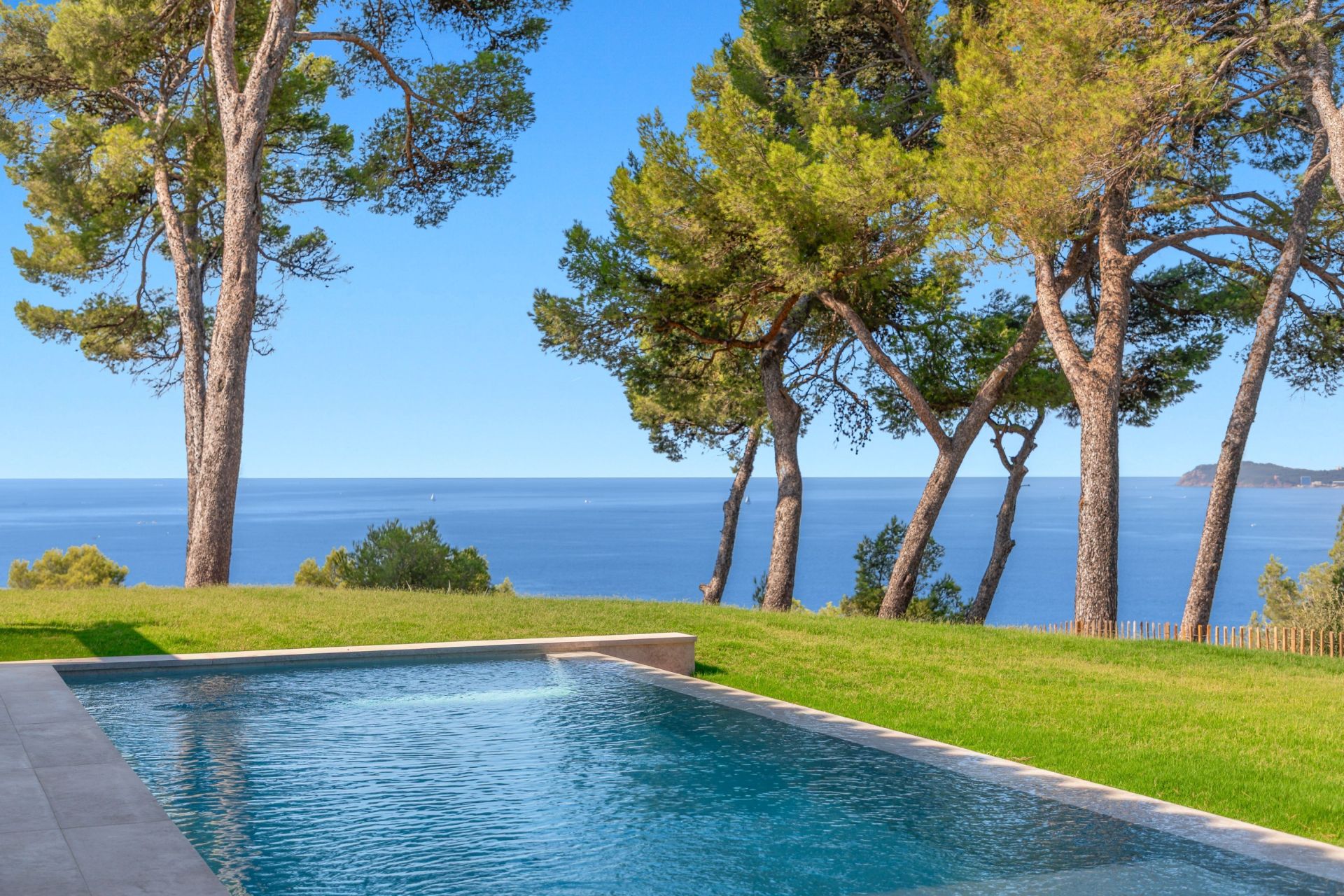 luxury house 6 Rooms for sale on LE PRADET (83220)