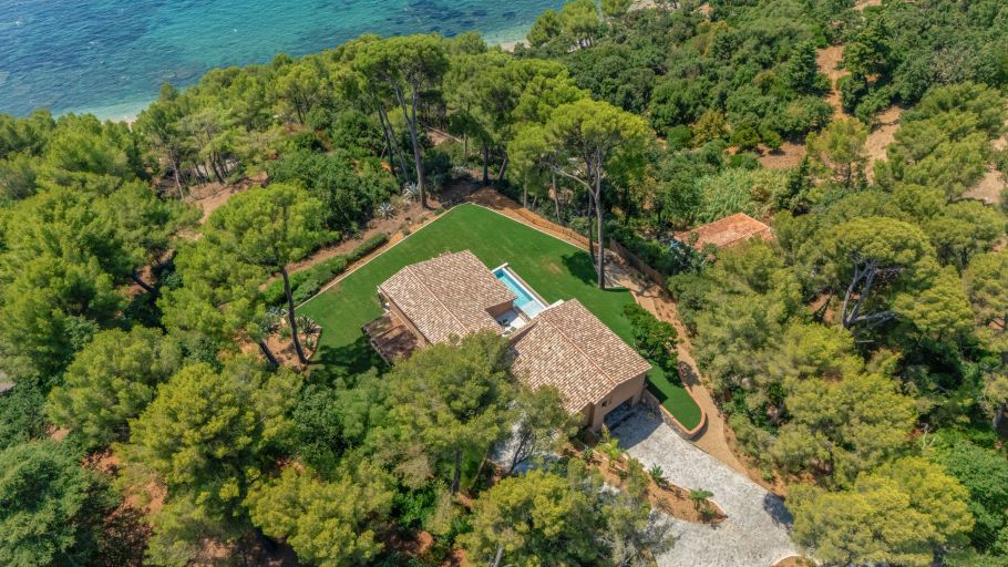 luxury house 6 Rooms for sale on LE PRADET (83220)