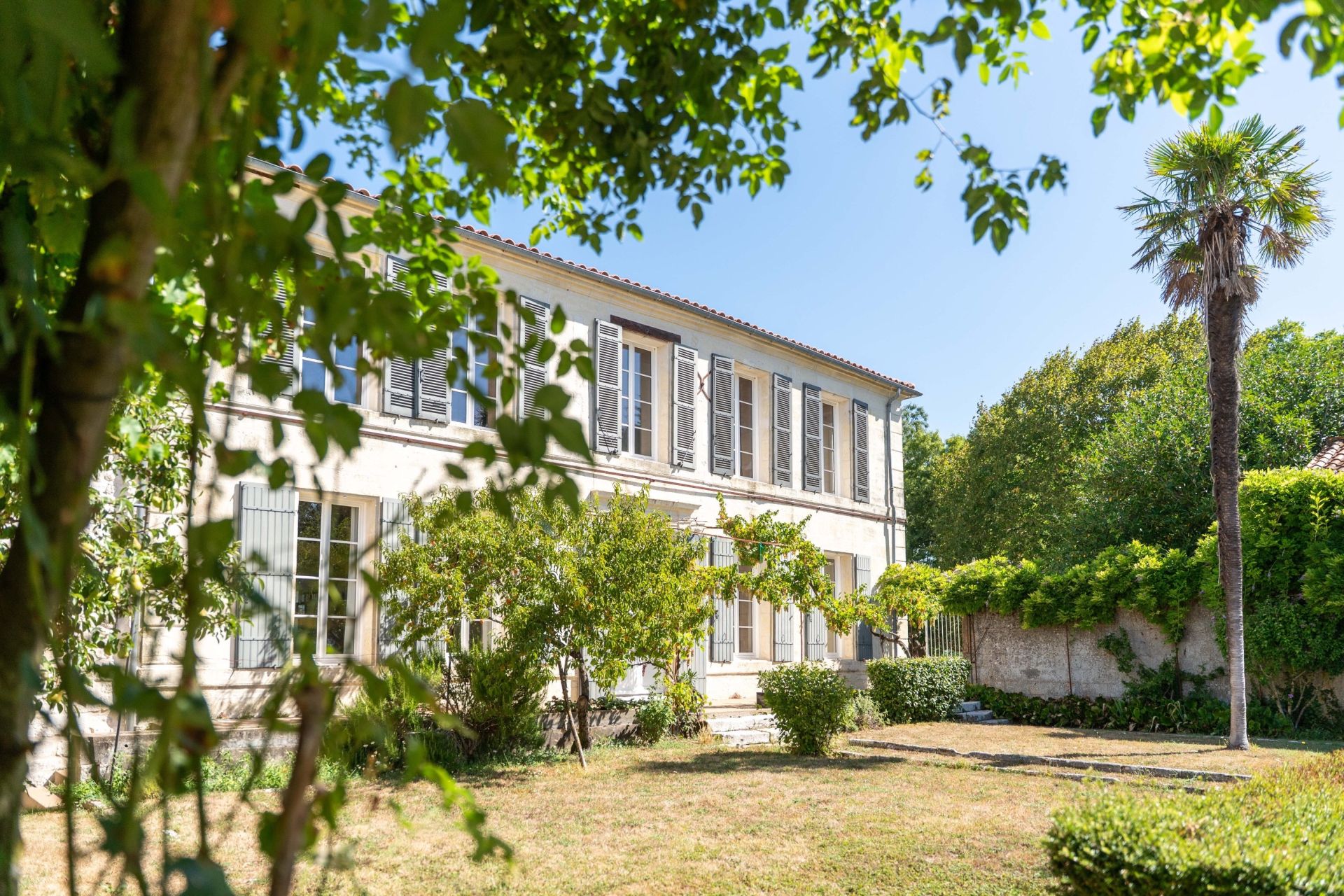 mansion 5 Rooms for sale on CABARIOT (17430)