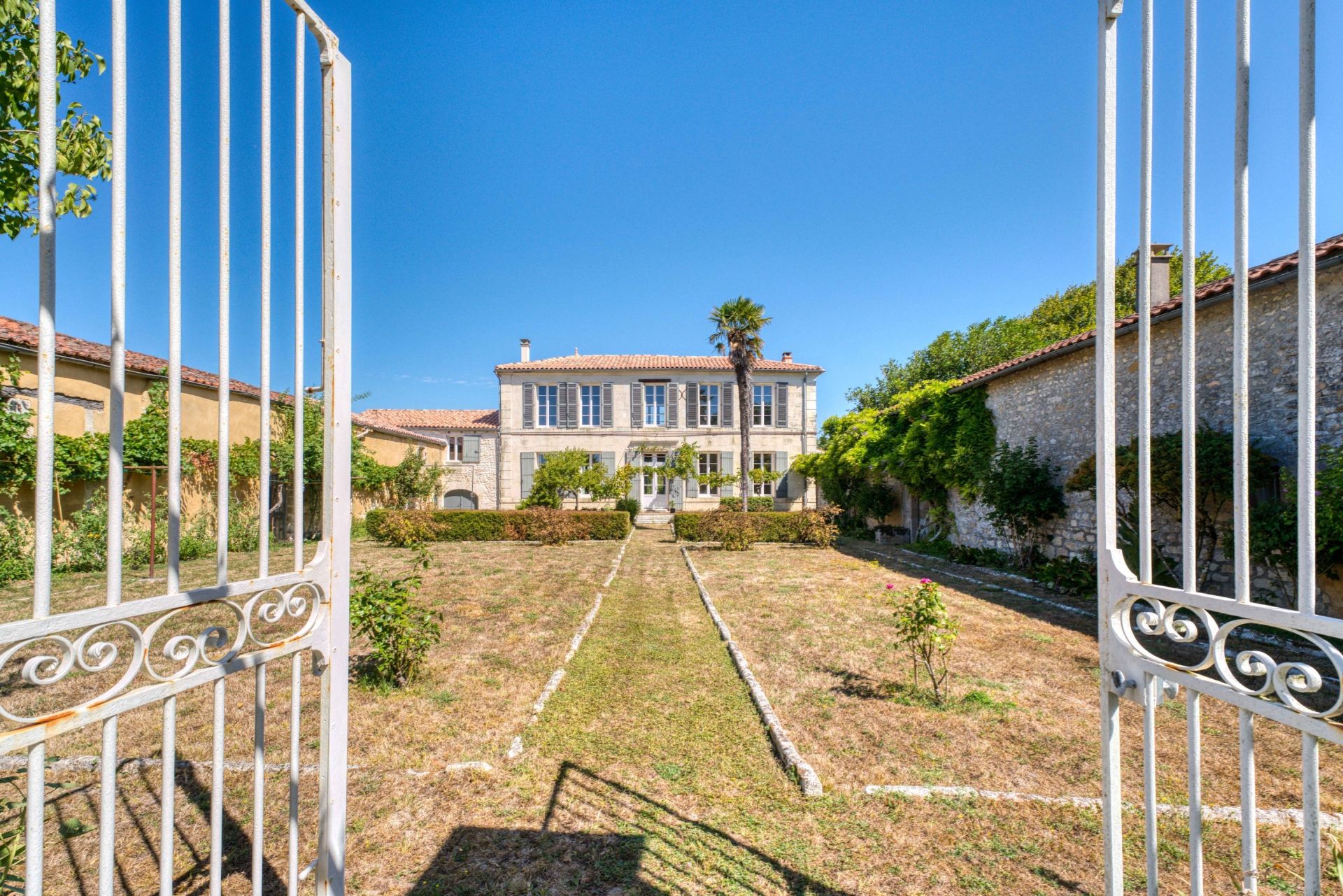 mansion 5 Rooms for sale on CABARIOT (17430)