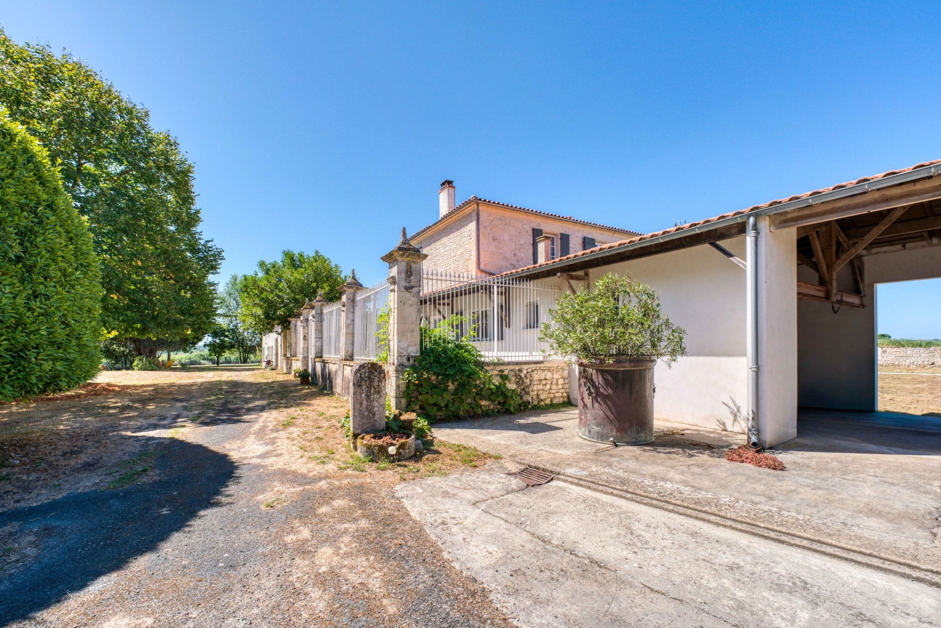 mansion 5 Rooms for sale on CABARIOT (17430)