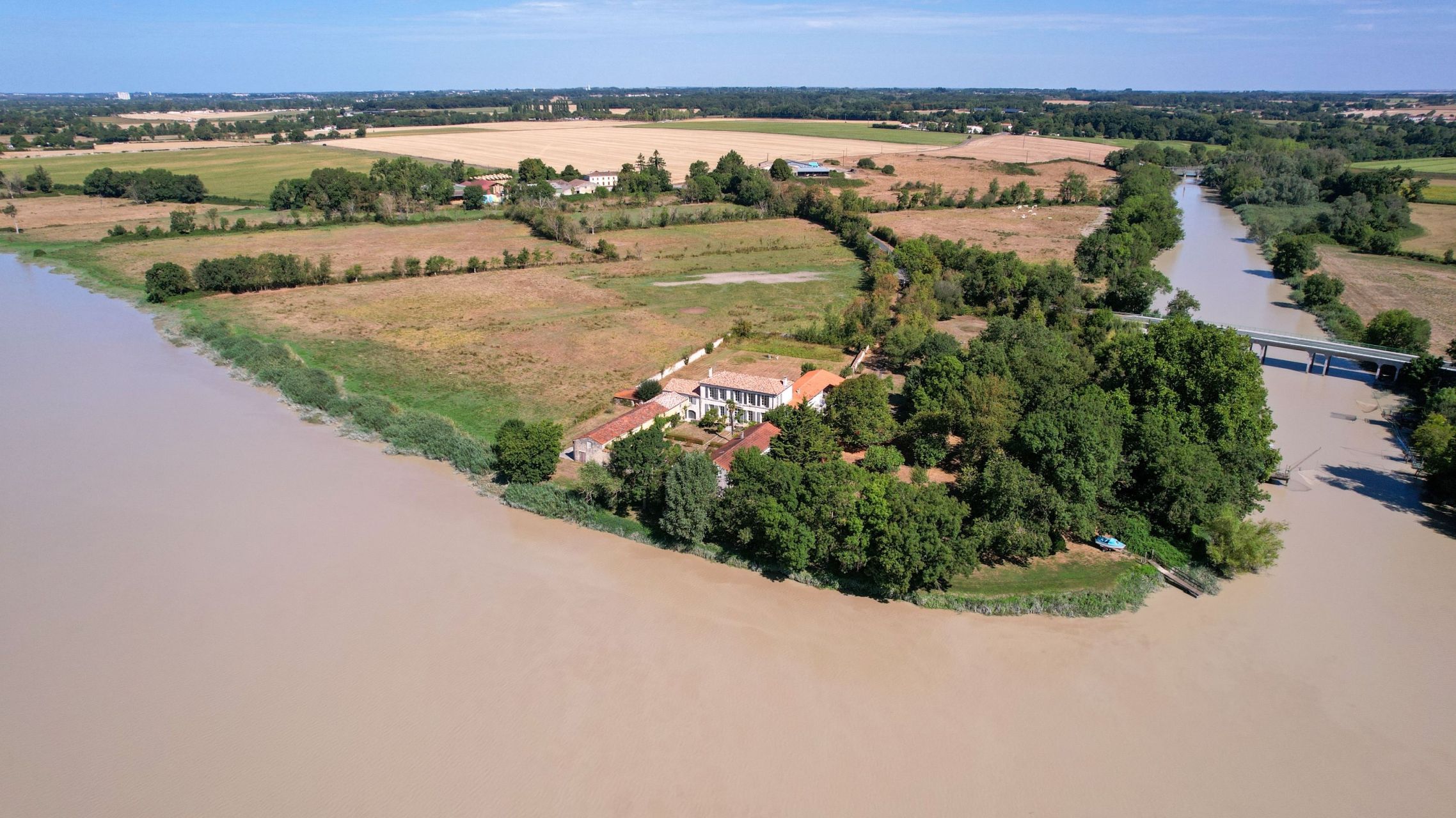mansion 5 Rooms for sale on CABARIOT (17430)