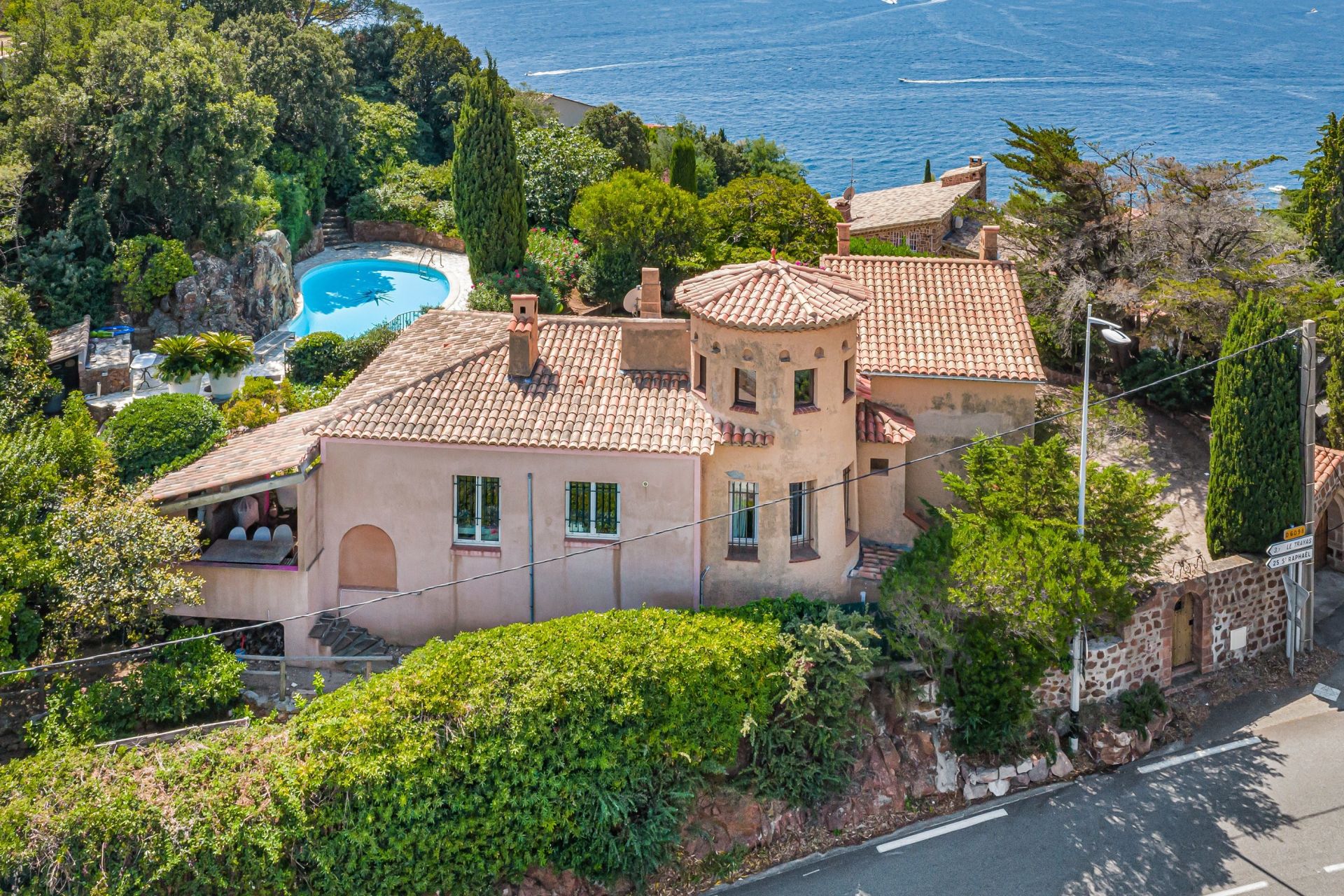 luxury provencale house 7 Rooms for sale on THEOULE SUR MER (06590)