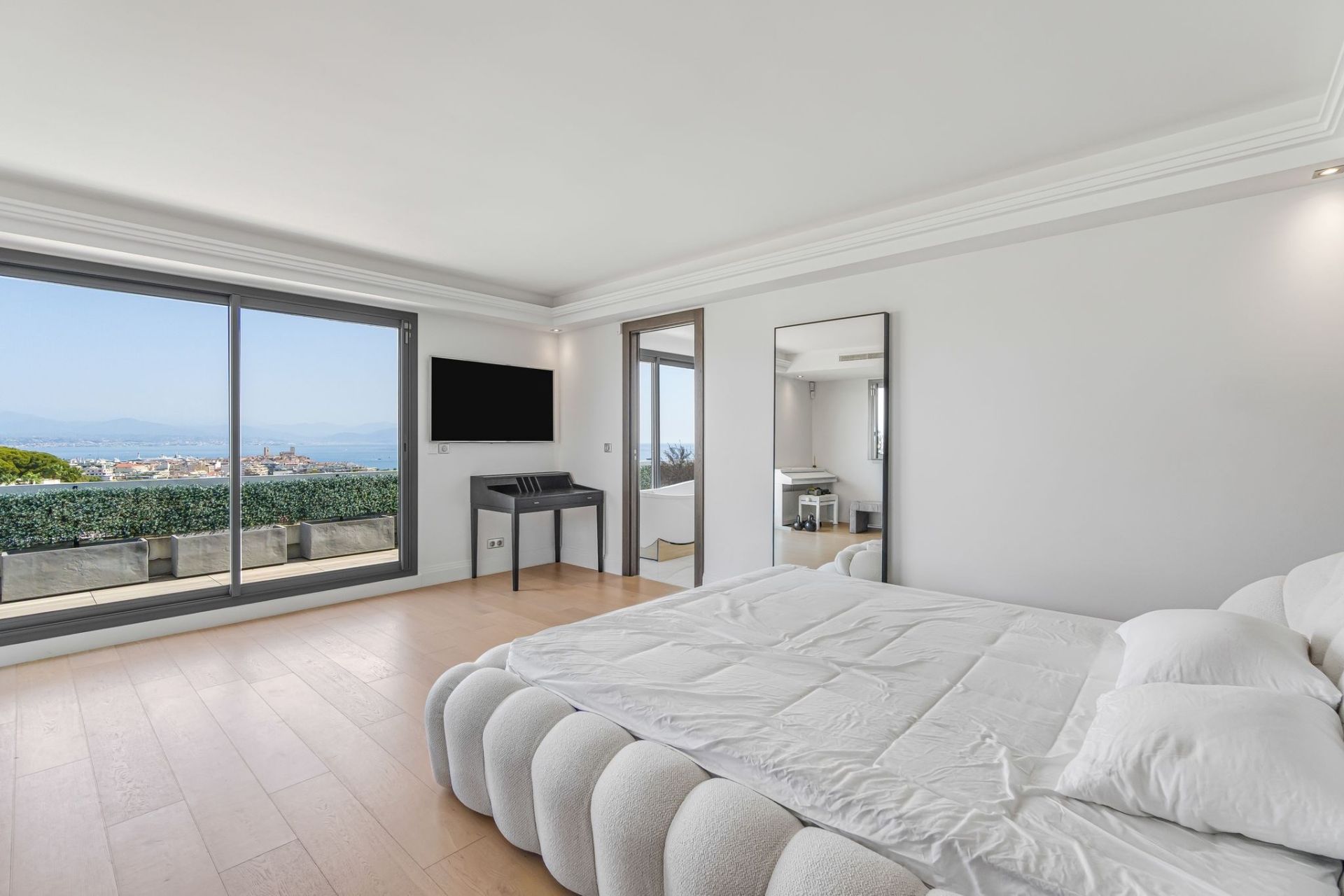 penthouse 4 Rooms for sale on ANTIBES (06600)