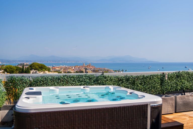 penthouse 4 Rooms for sale on ANTIBES (06600)
