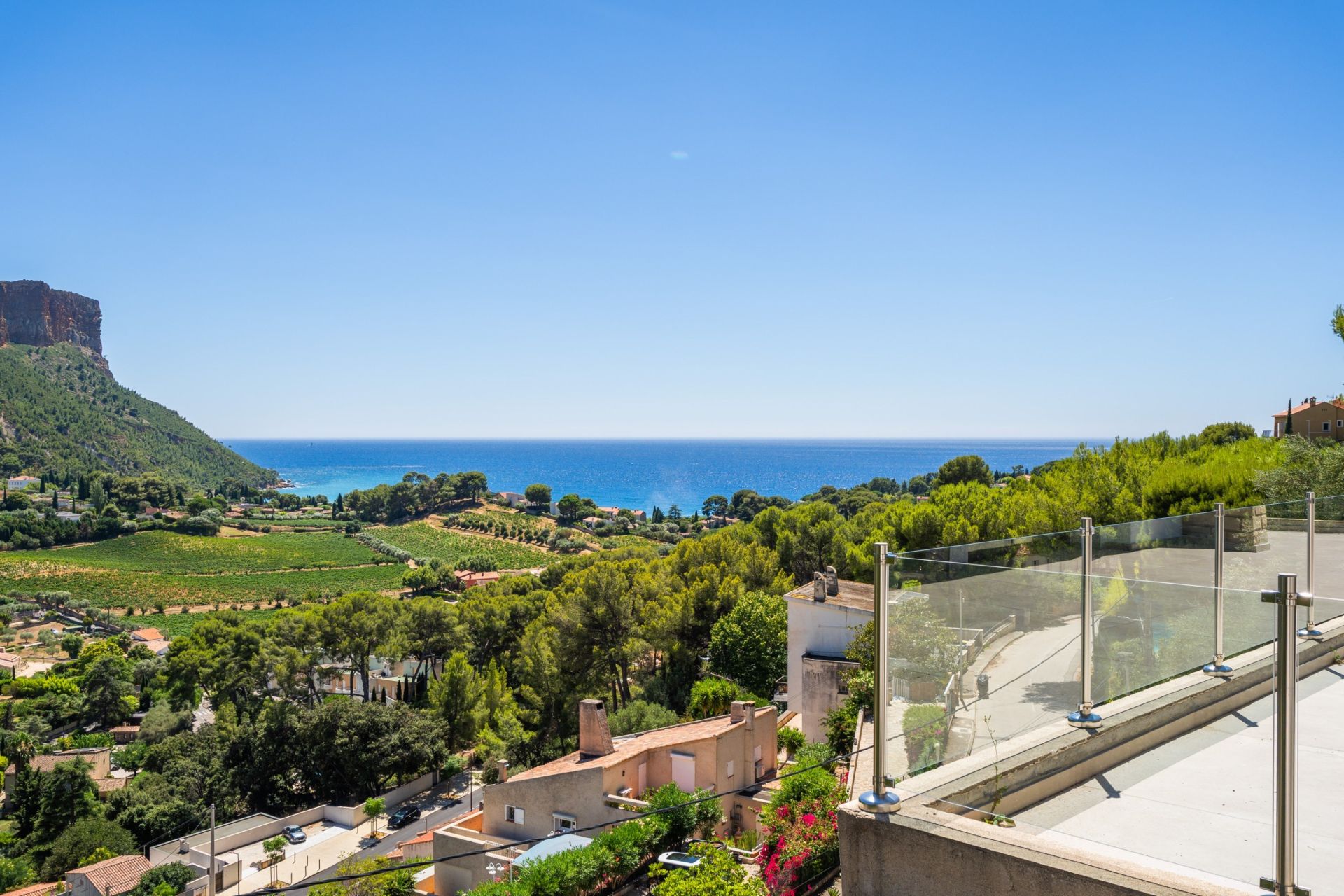 luxury apartment 5 Rooms for rent on CASSIS (13260)