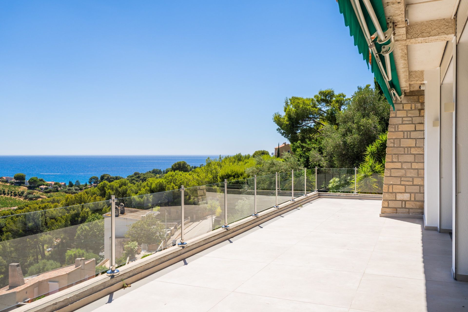 luxury apartment 5 Rooms for rent on CASSIS (13260)
