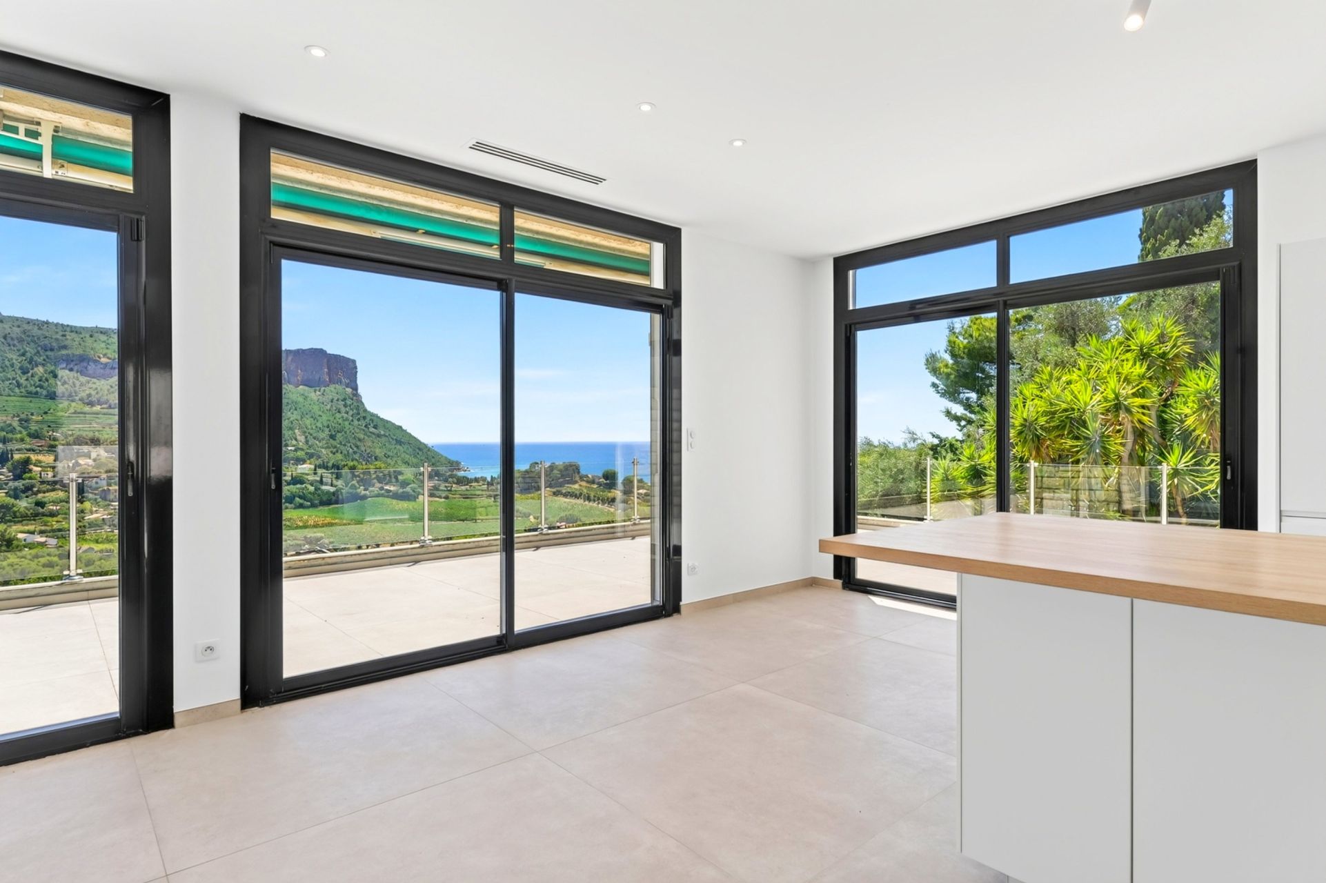 luxury apartment 5 Rooms for rent on CASSIS (13260)
