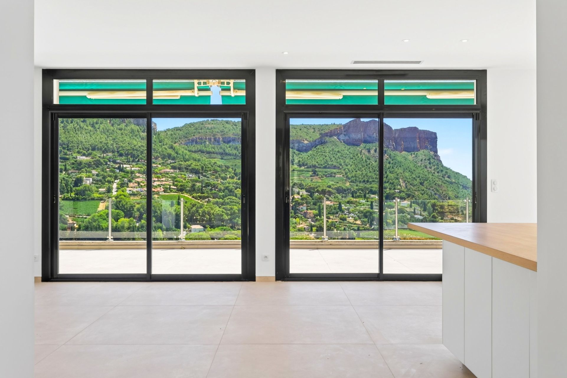 luxury apartment 5 Rooms for rent on CASSIS (13260)