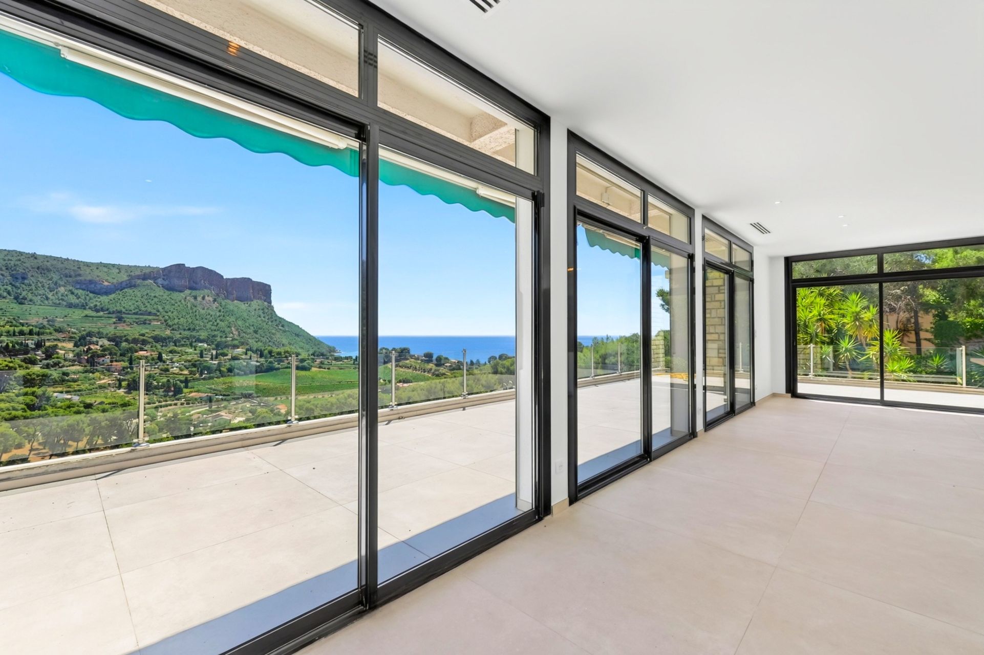 luxury apartment 5 Rooms for rent on CASSIS (13260)