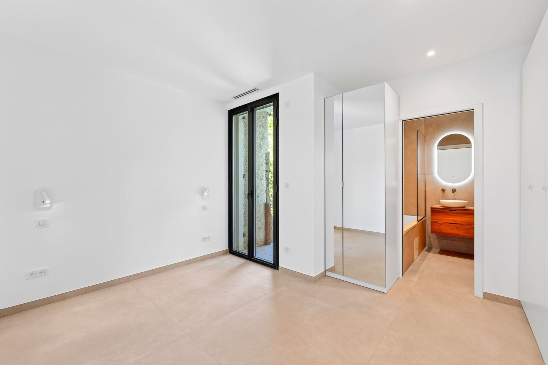 luxury apartment 5 Rooms for rent on CASSIS (13260)