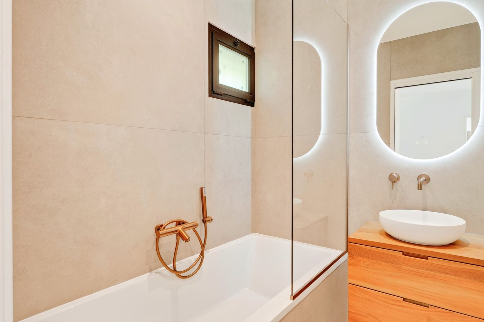 luxury apartment 5 Rooms for rent on CASSIS (13260)