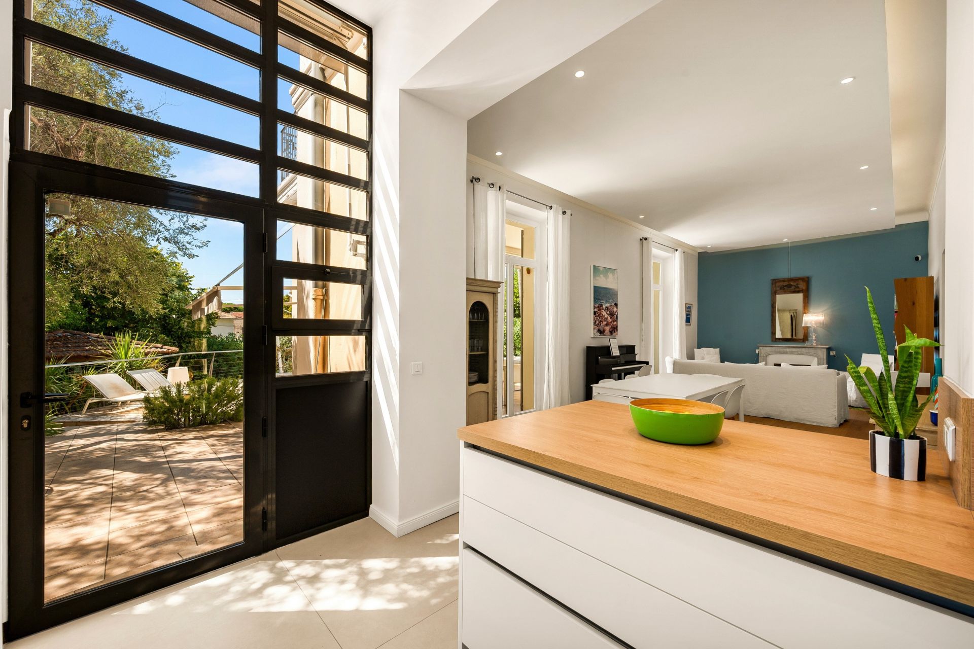 townhouse 9 Rooms for sale on CANNES (06400)
