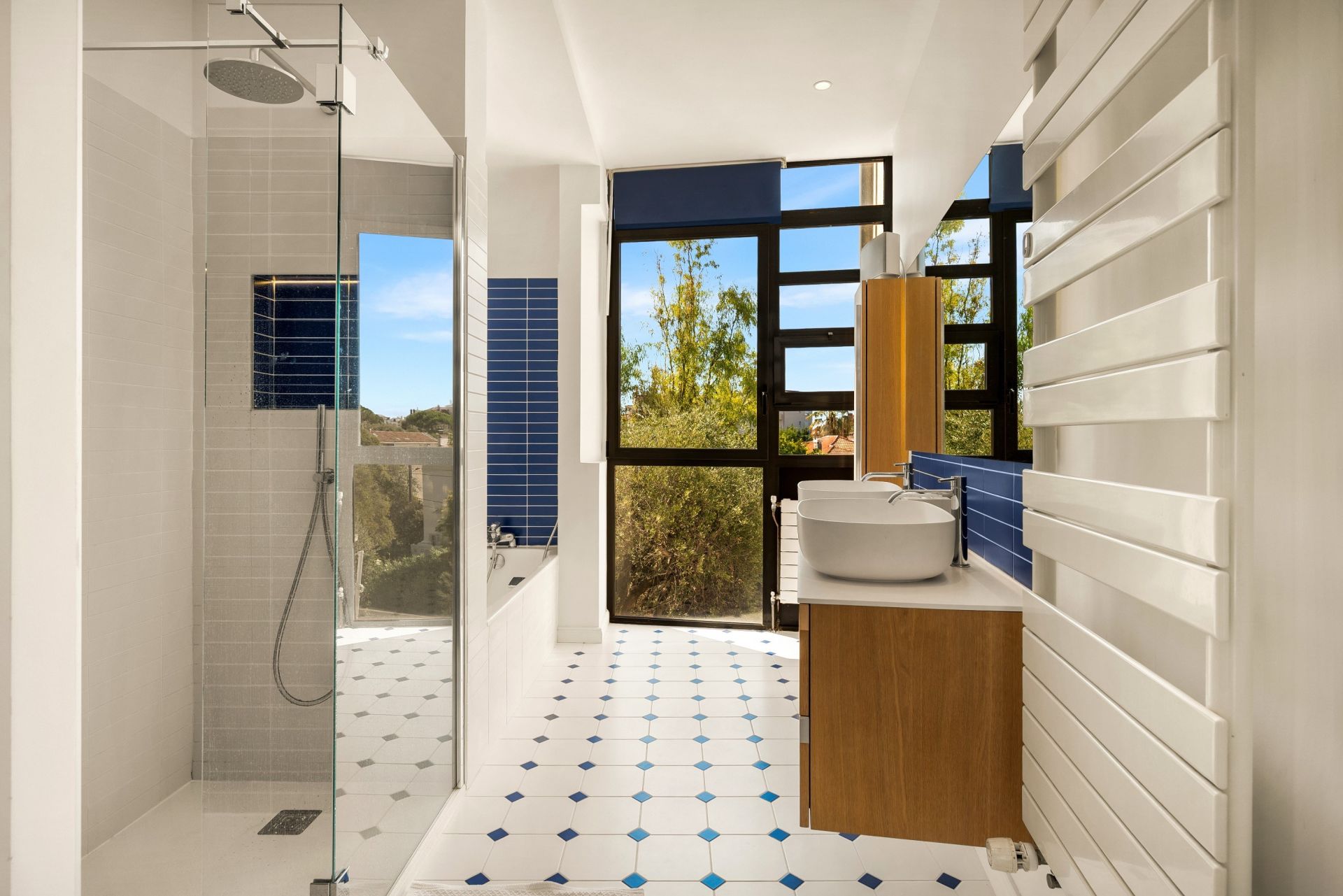 townhouse 9 Rooms for sale on CANNES (06400)