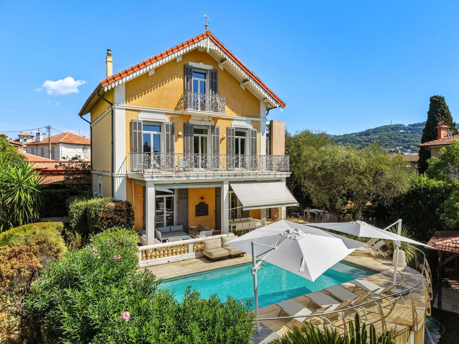 townhouse 9 Rooms for sale on CANNES (06400)