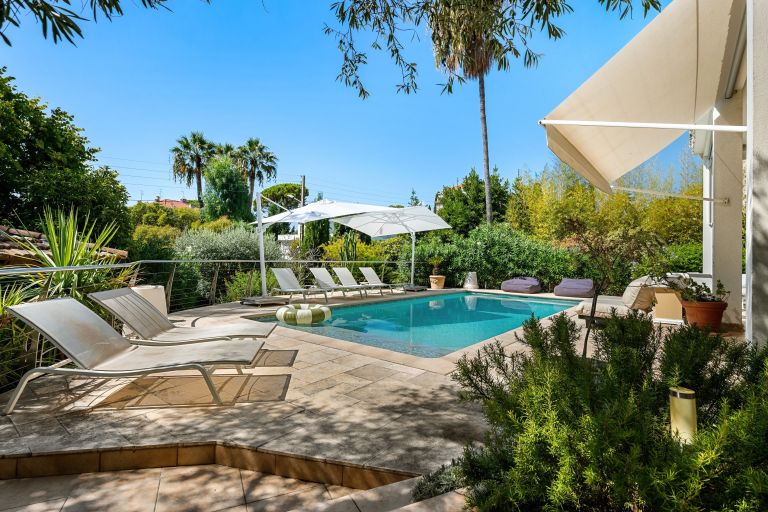 townhouse 9 Rooms for sale on CANNES (06400)