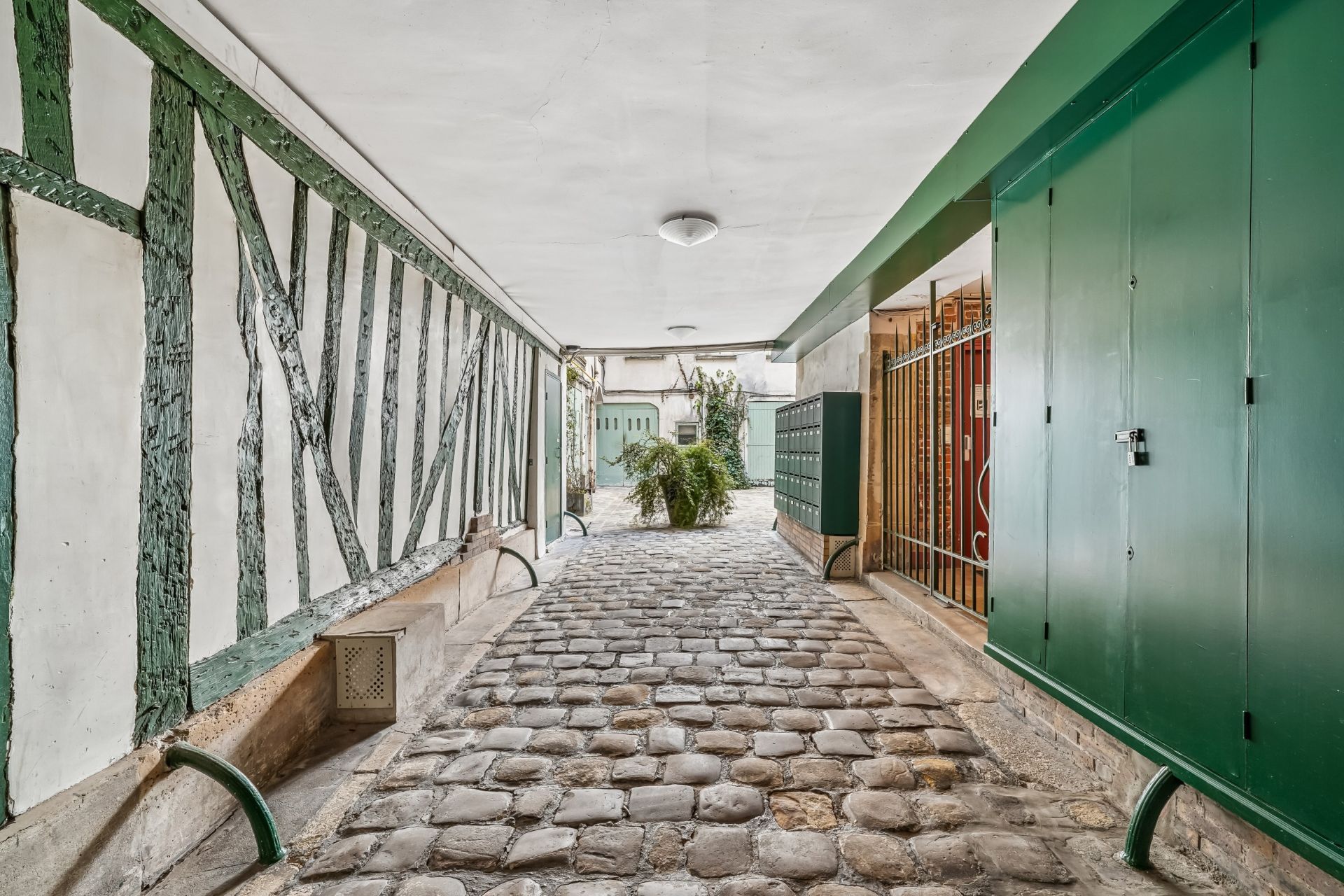 luxury apartment 4 Rooms for sale on PARIS (75004)