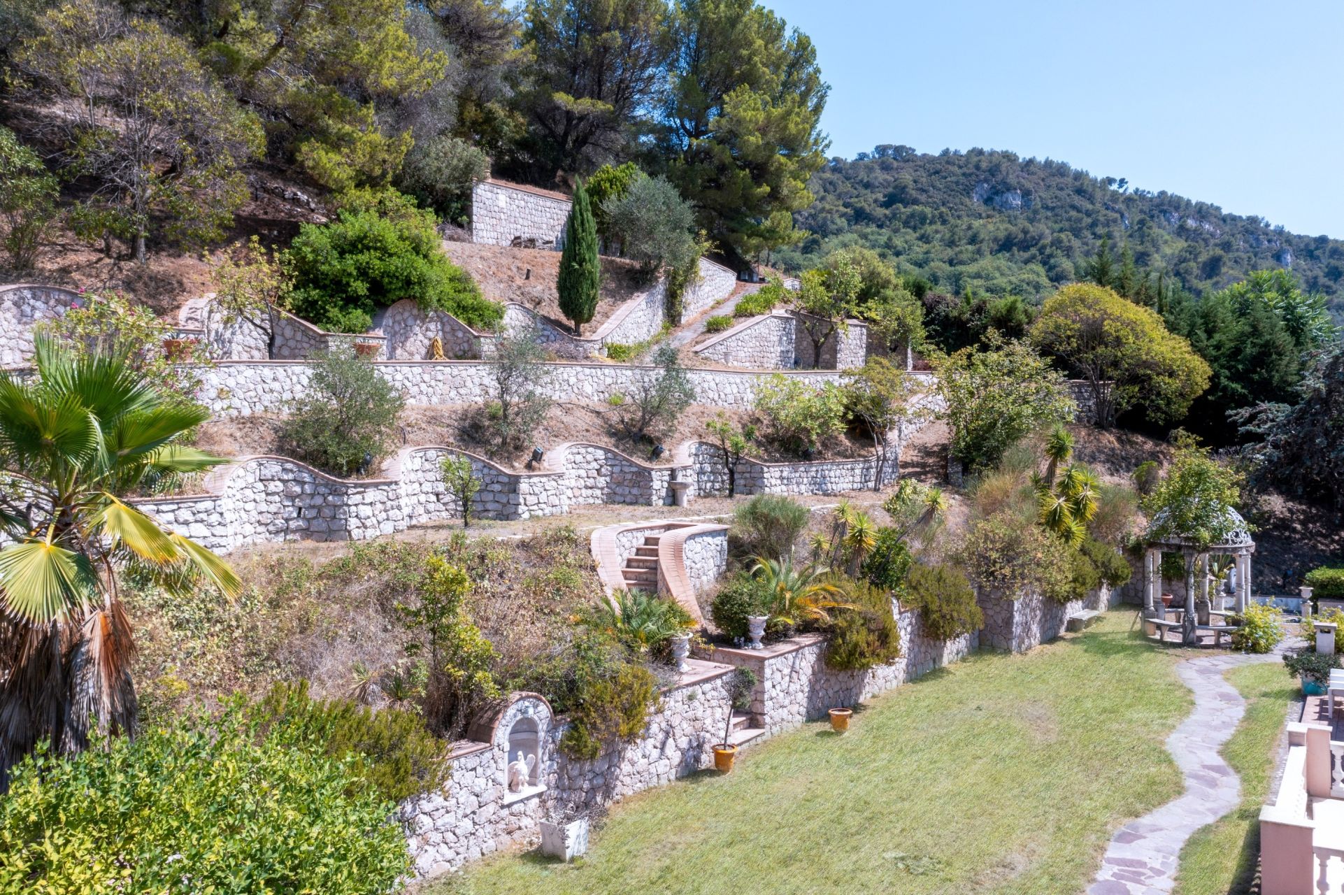 luxury villa 10 Rooms for sale on NICE (06000)