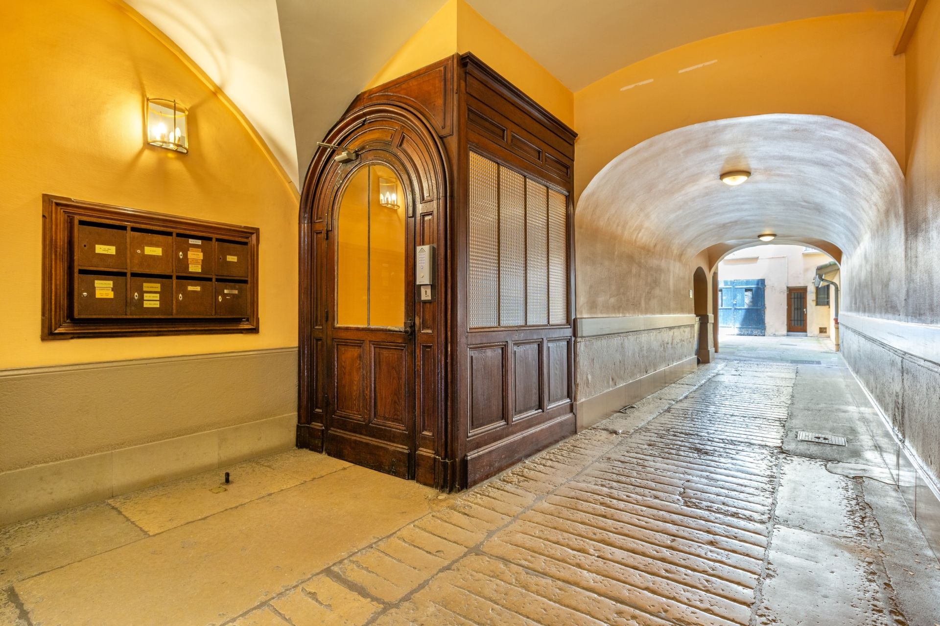 luxury apartment 6 Rooms for sale on LYON (69002)