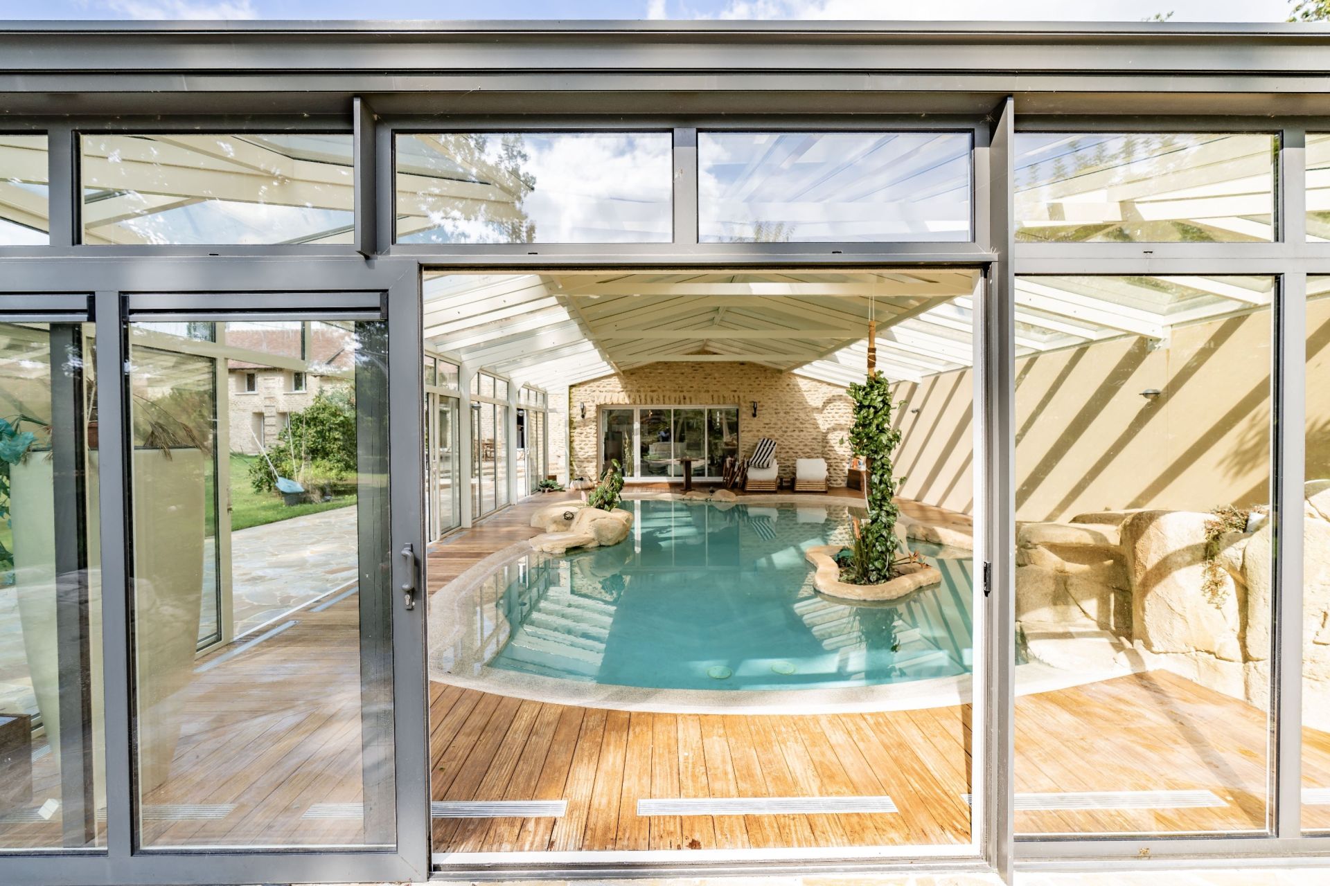 luxury house 20 Rooms for sale on ADAINVILLE (78113)