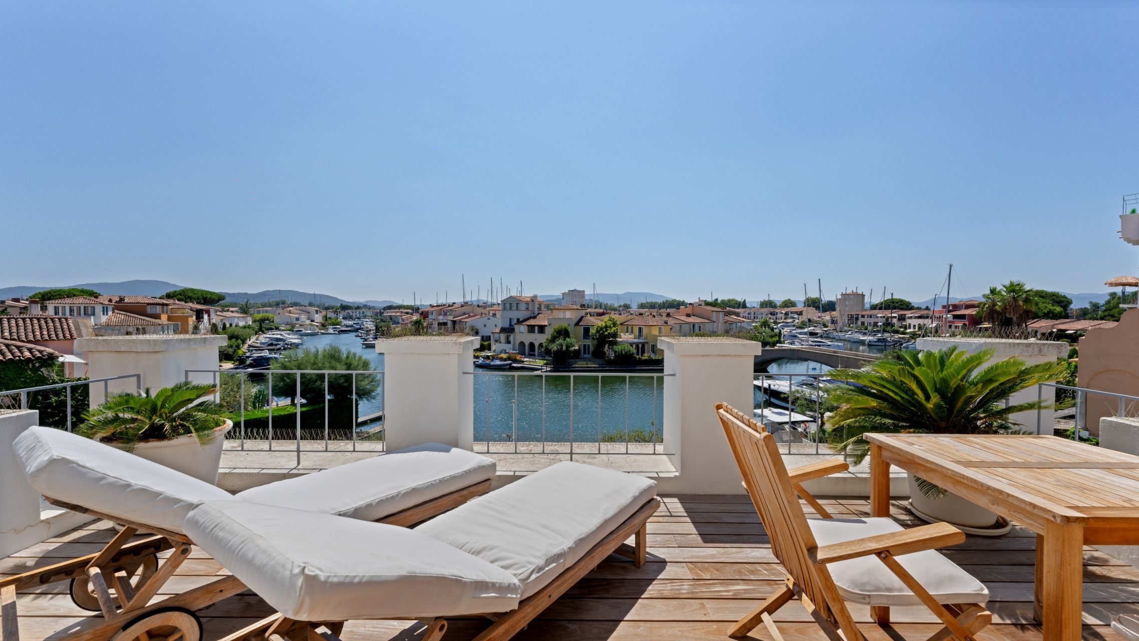 mansion 8 Rooms for sale on PORT GRIMAUD (83310)
