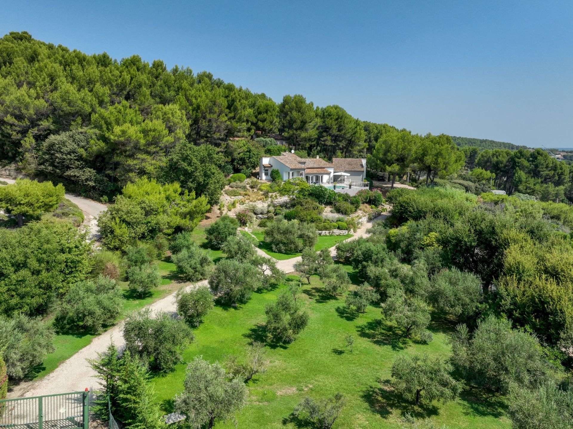 luxury house 9 Rooms for sale on NOVES (13550)