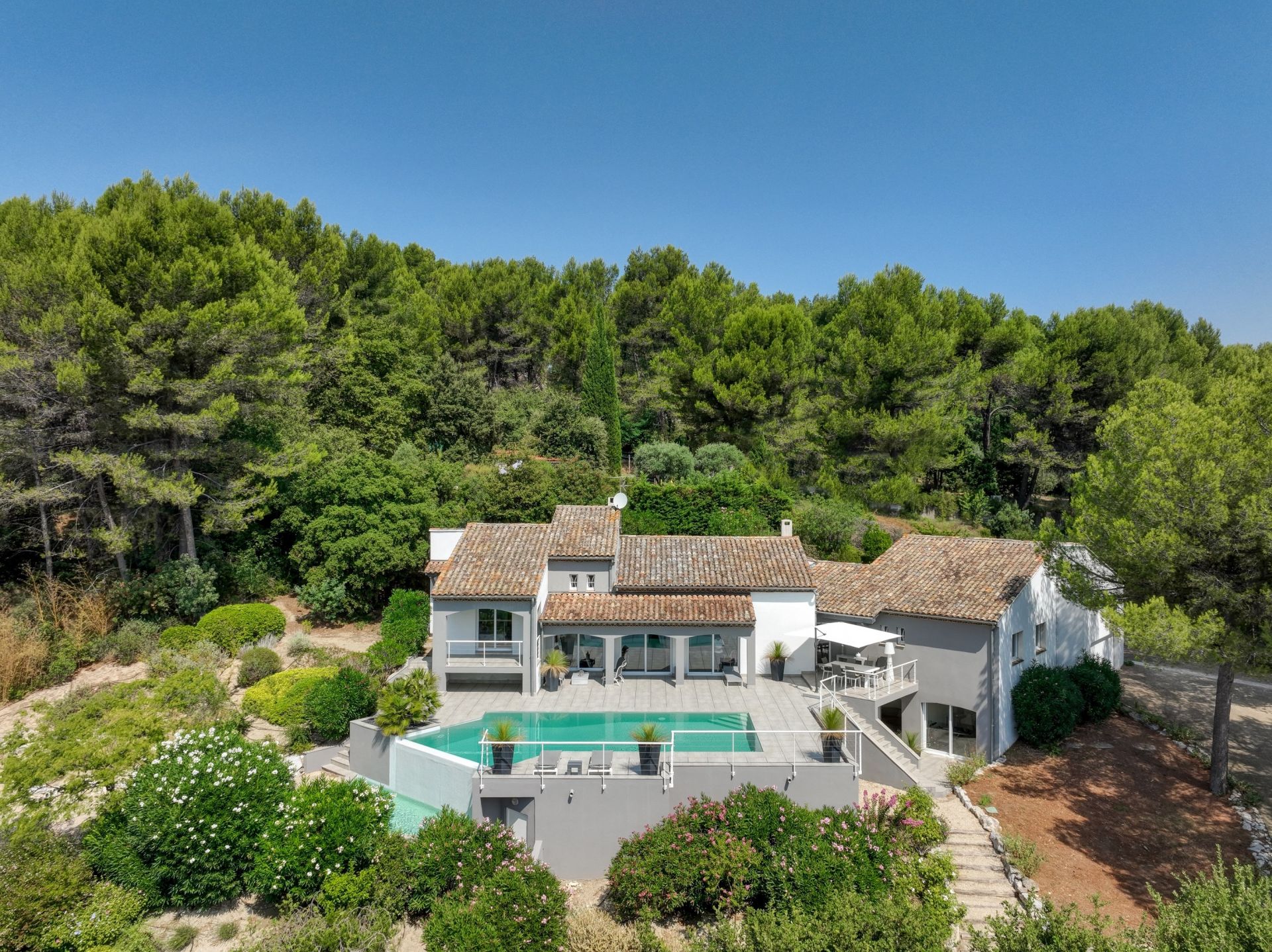 luxury house 9 Rooms for sale on NOVES (13550)