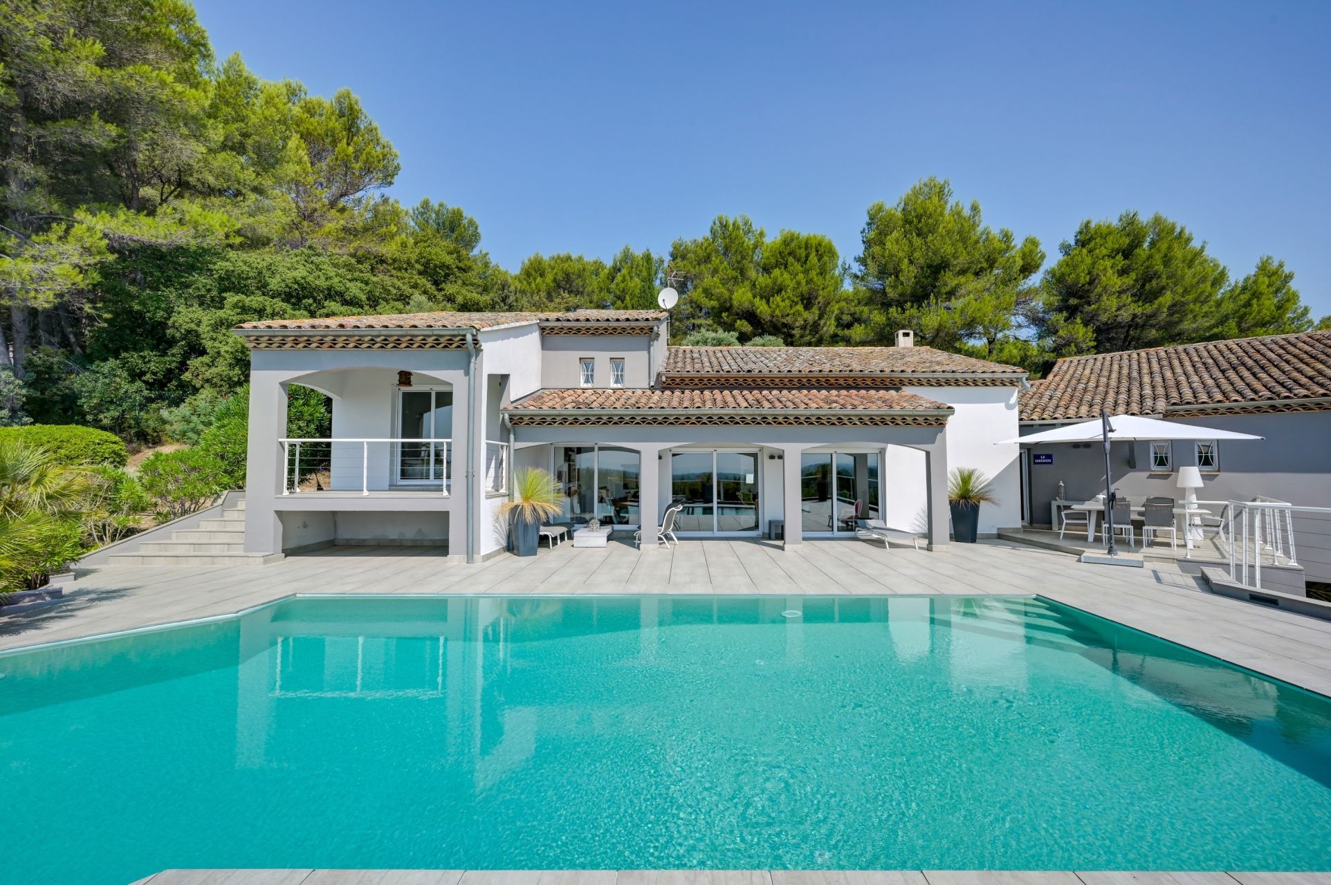 luxury house 9 Rooms for sale on NOVES (13550)