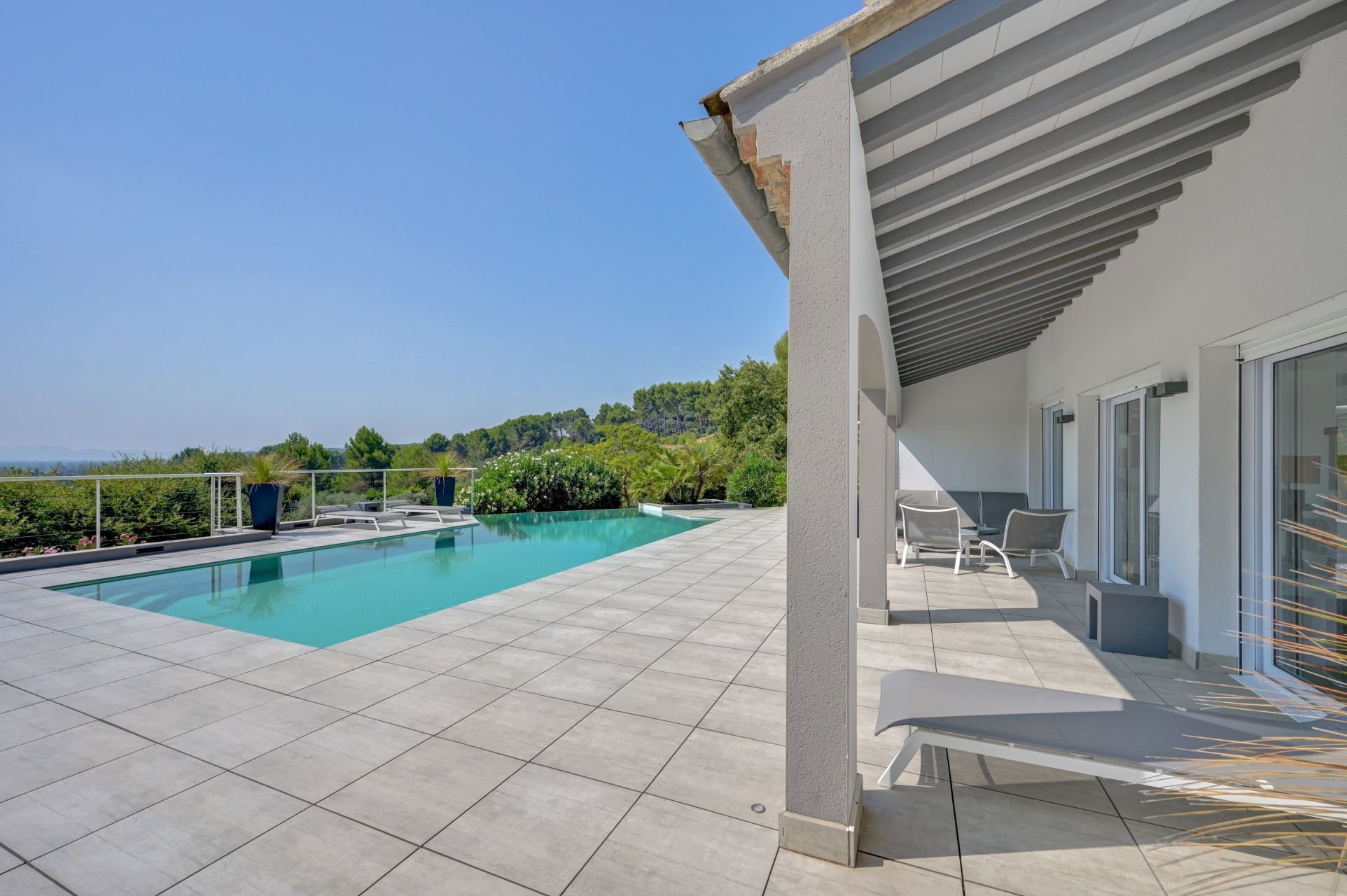 luxury house 9 Rooms for sale on NOVES (13550)