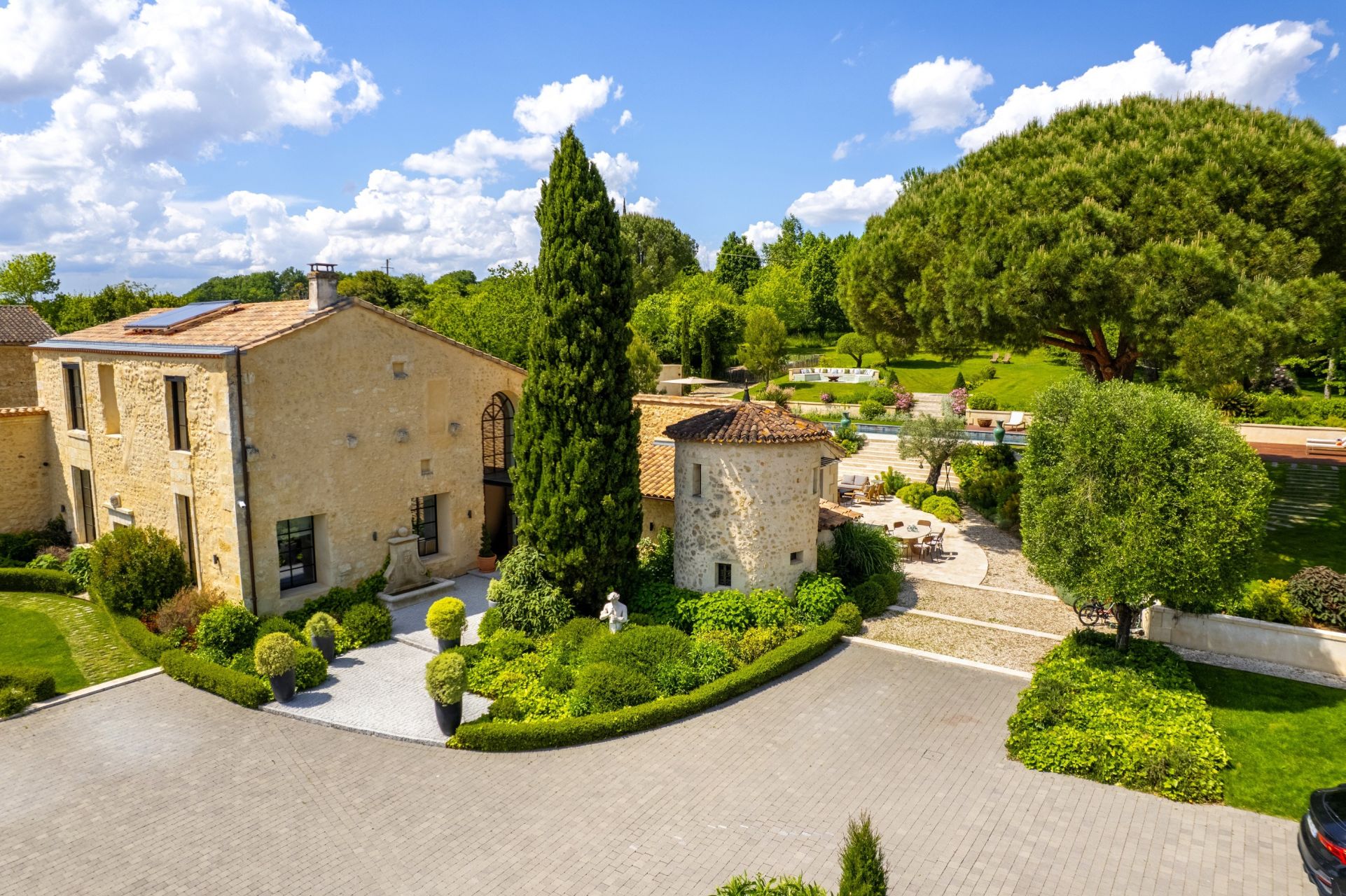 castle 12 Rooms for sale on BORDEAUX (33000)