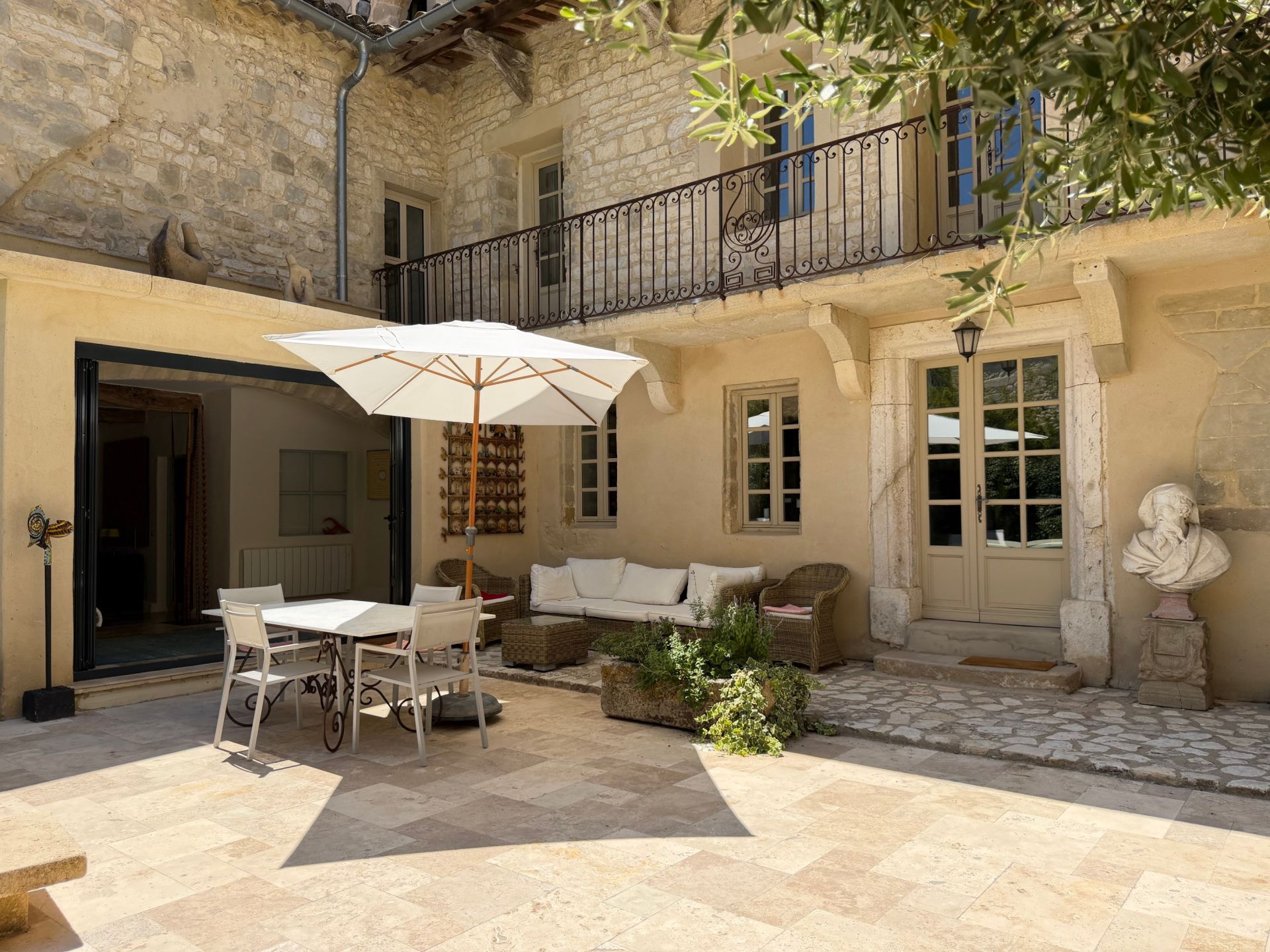 luxury house 7 Rooms for sale on UZES (30700)