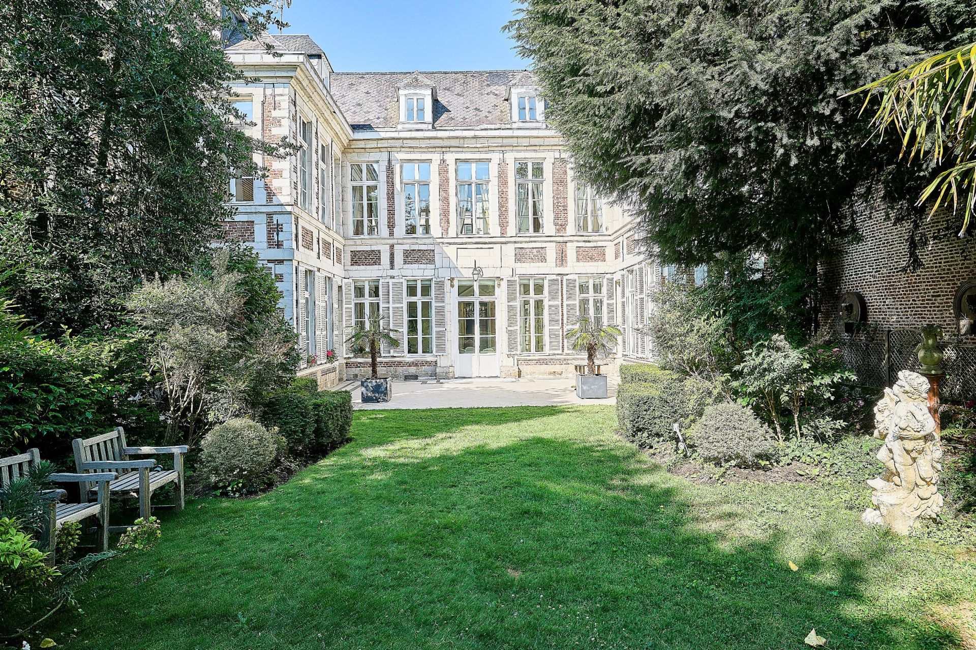 luxury house 24 Rooms for sale on LILLE (59000)