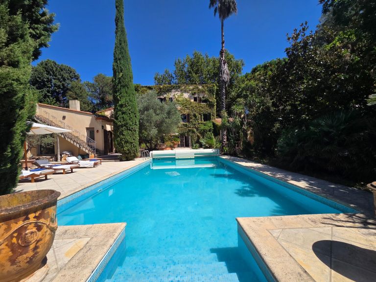 luxury house 13 Rooms for sale on PERPIGNAN (66000)