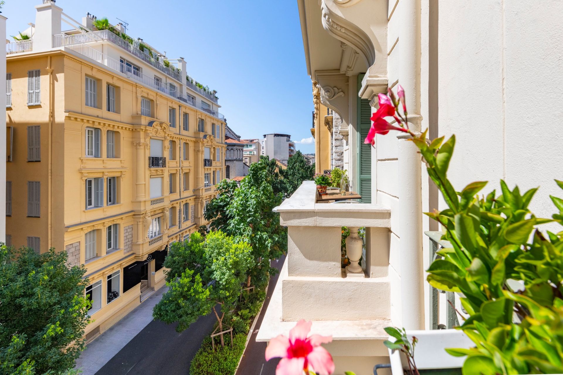 luxury apartment 4 Rooms for sale on NICE (06000)