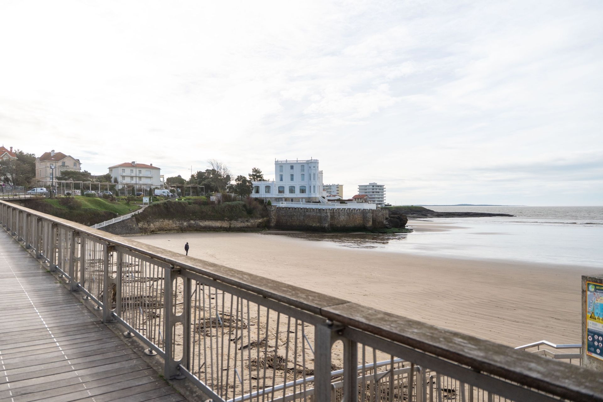 luxury apartment 5 Rooms for sale on ROYAN (17200)