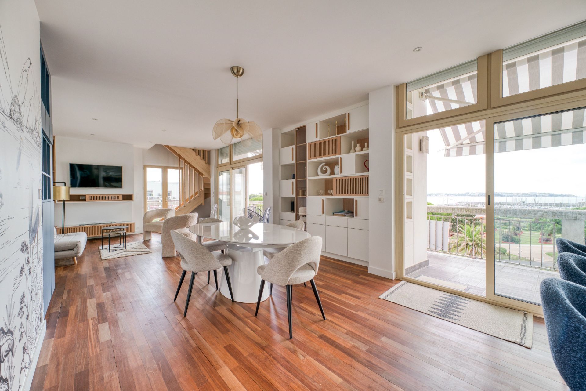luxury apartment 5 Rooms for sale on ROYAN (17200)