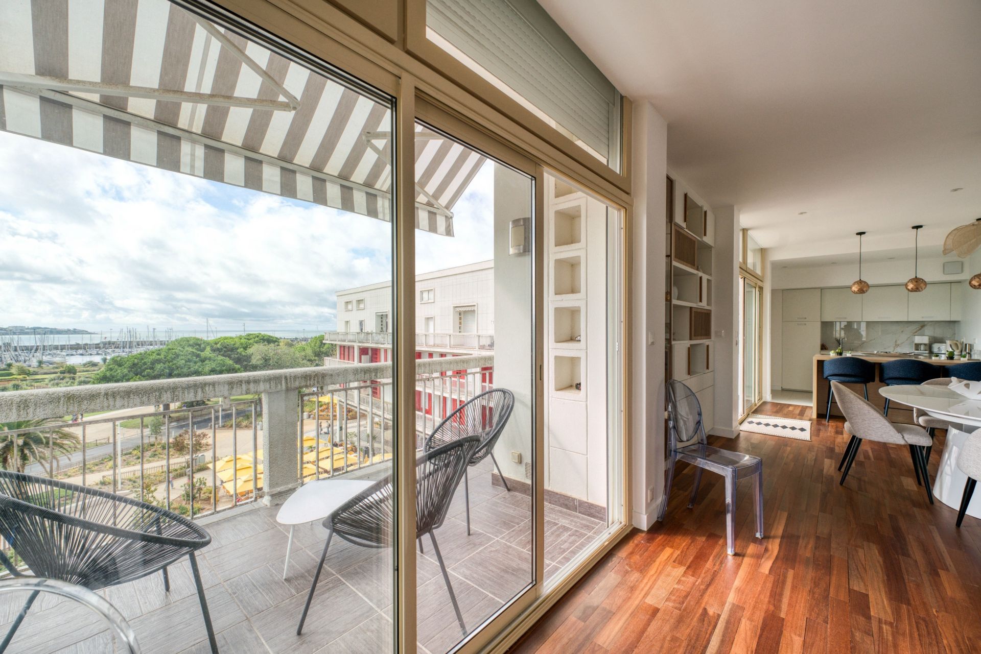 luxury apartment 5 Rooms for sale on ROYAN (17200)
