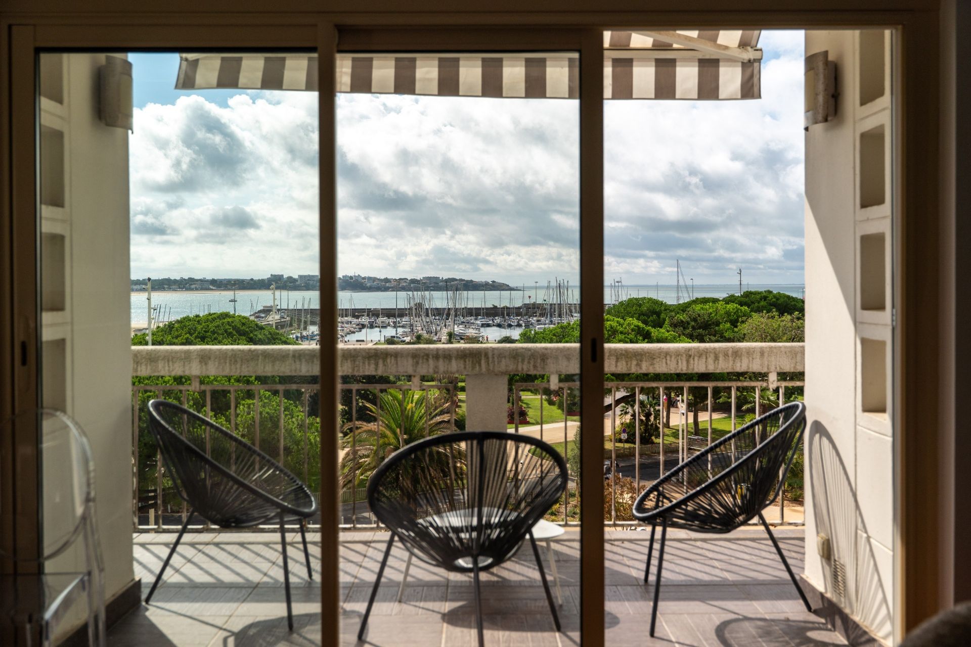 luxury apartment 5 Rooms for sale on ROYAN (17200)