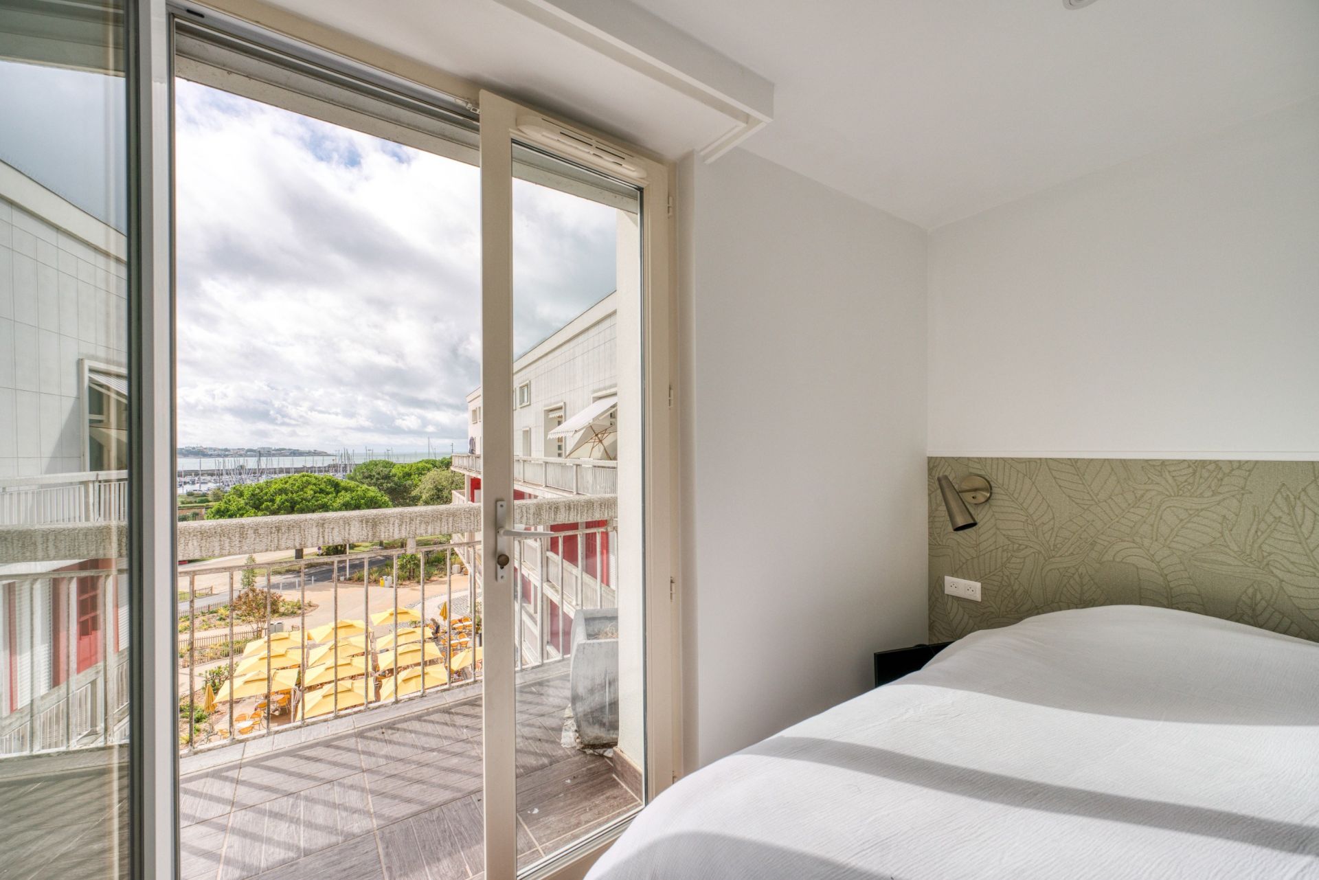 luxury apartment 5 Rooms for sale on ROYAN (17200)