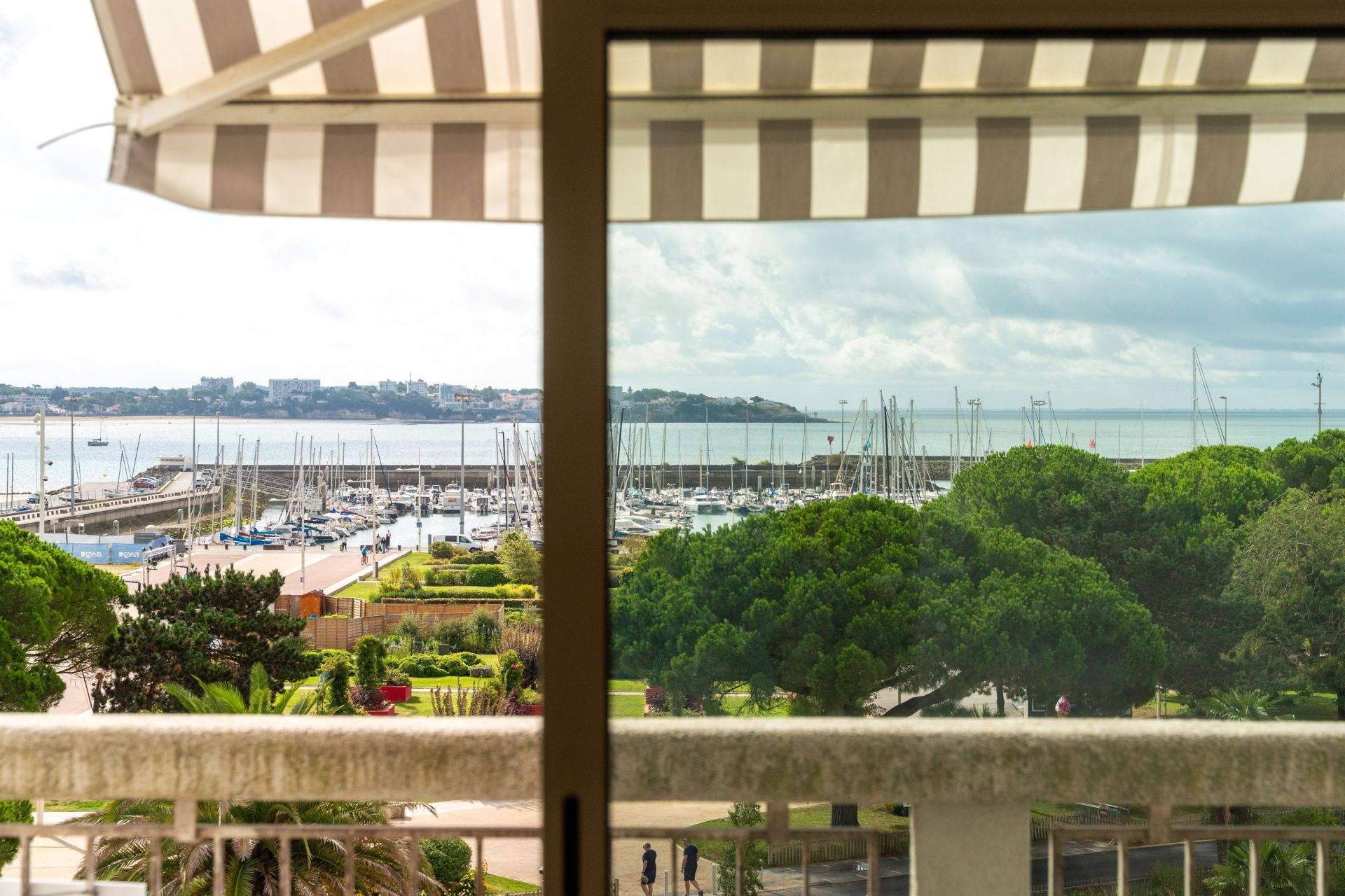 luxury apartment 5 Rooms for sale on ROYAN (17200)