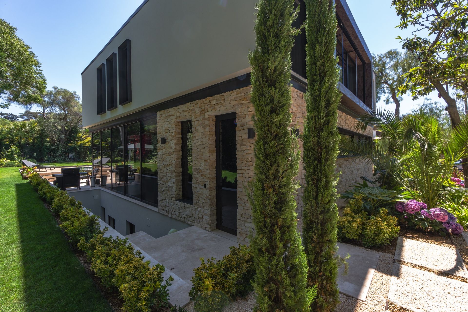 contemporary house 8 Rooms for sale on CAP D ANTIBES (06160)