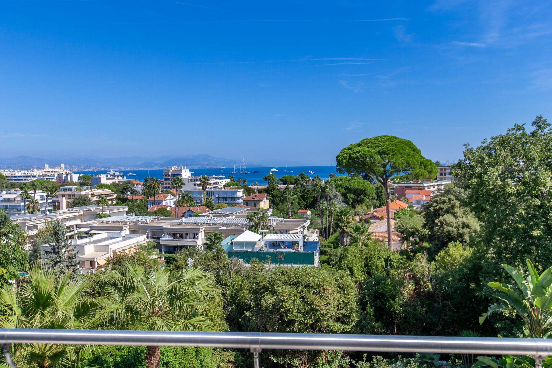 maison contemporaine 8 Pièces en vente sur CAP D ANTIBES (06160)